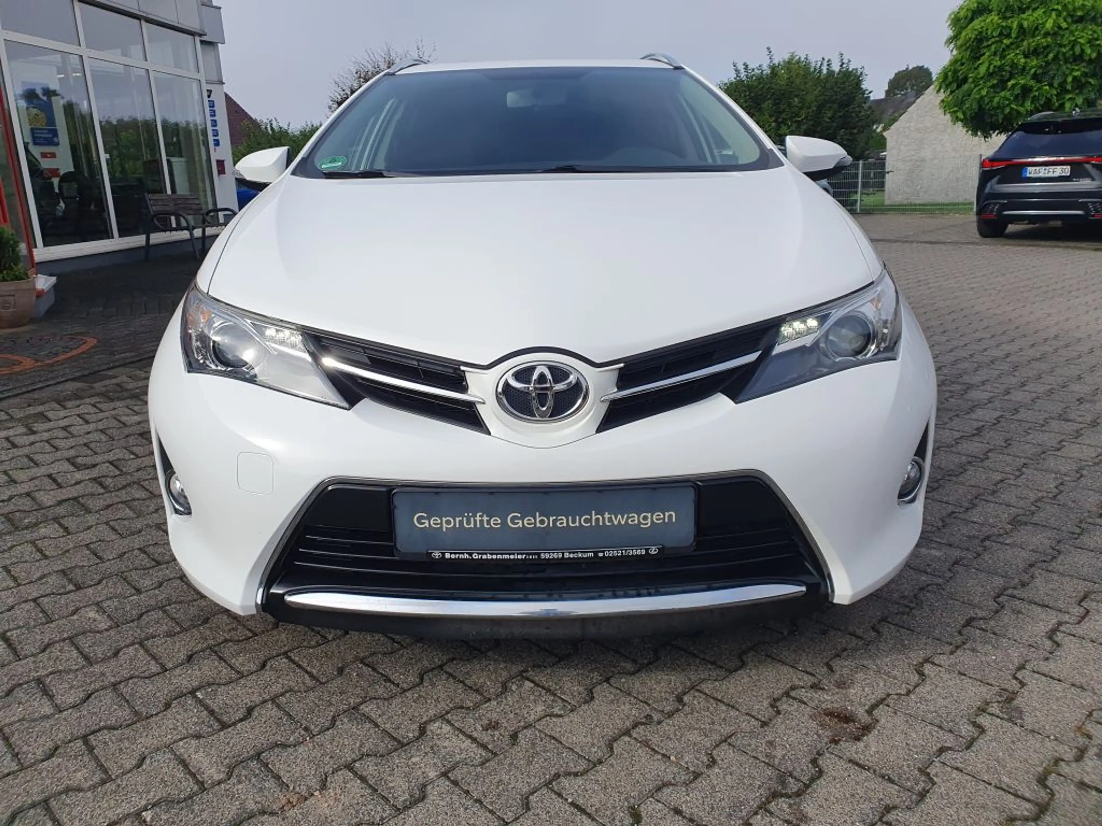 Toyota Auris 1.33 Dual-VVT-i Touring Sports Life — photo 2