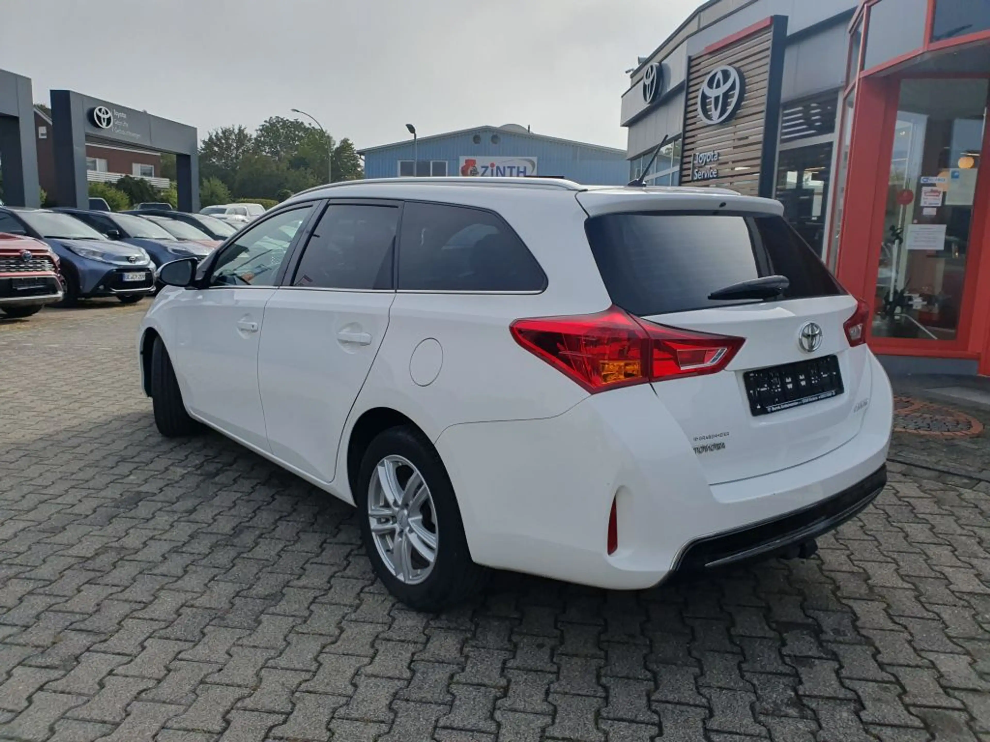 Toyota Auris 1.33 Dual-VVT-i Touring Sports Life — photo 8