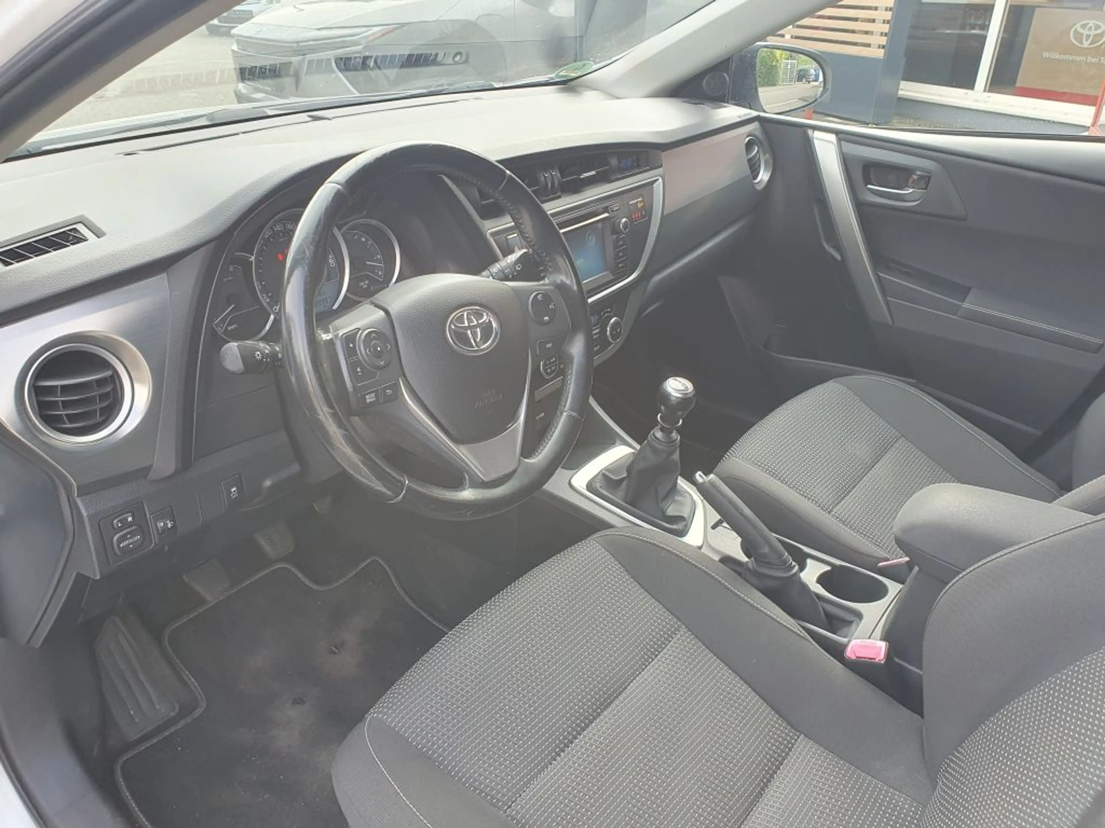 Toyota Auris 1.33 Dual-VVT-i Touring Sports Life — photo 11