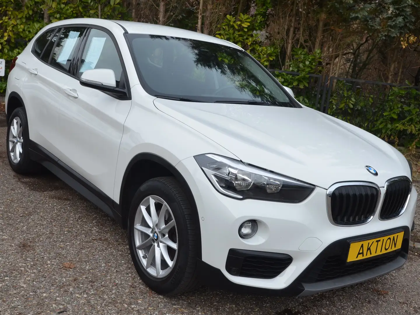 BMW X1 sDrive 18 i Advantage Weiß - 1