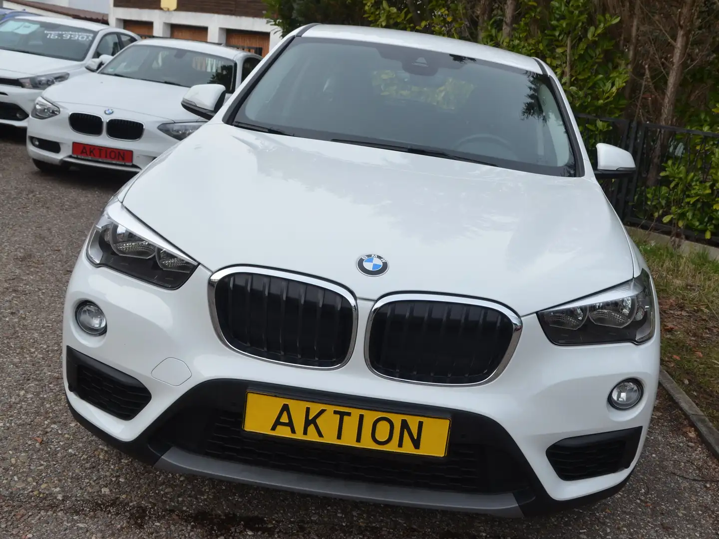 BMW X1 sDrive 18 i Advantage Weiß - 2
