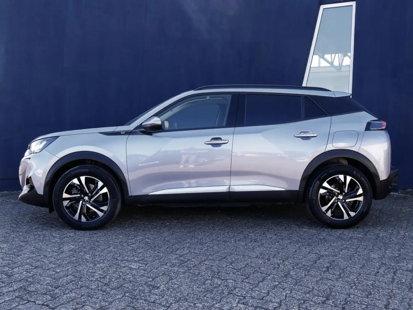 Peugeot 2008 -e Allure Pack 136 Navi+Klimaauto+Kamera+LED Gris - 2
