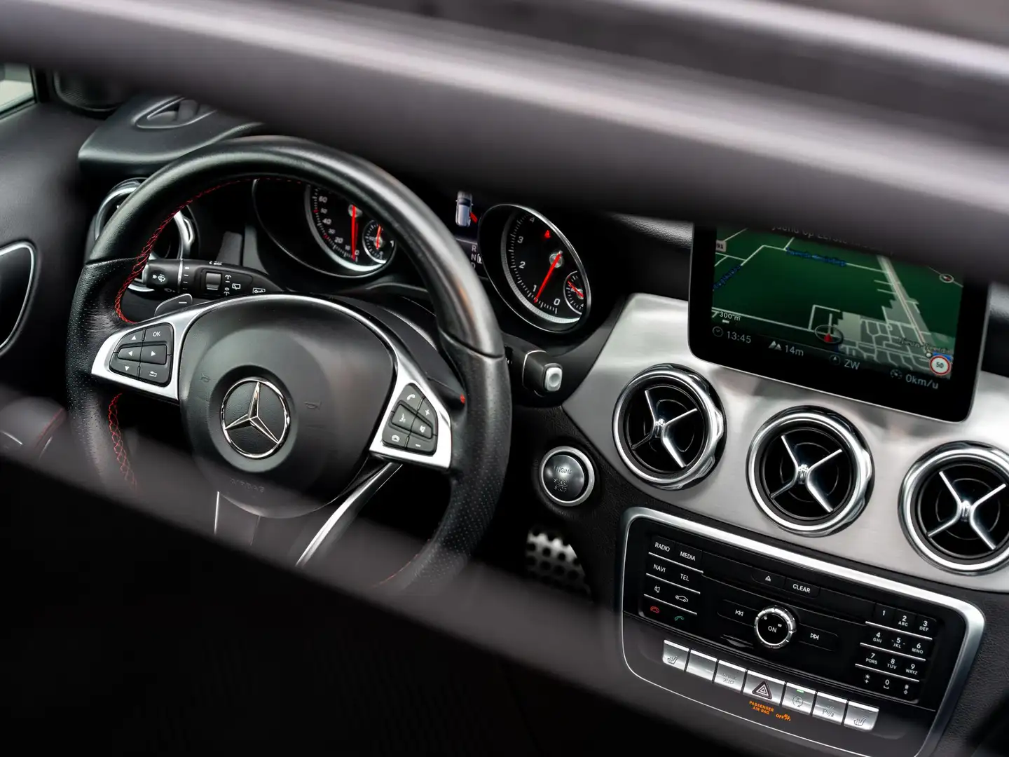 Mercedes-Benz GLA 200 Premium Plus AMG | Trekhaak | Schuif/ Kantel Dak | Wit - 2