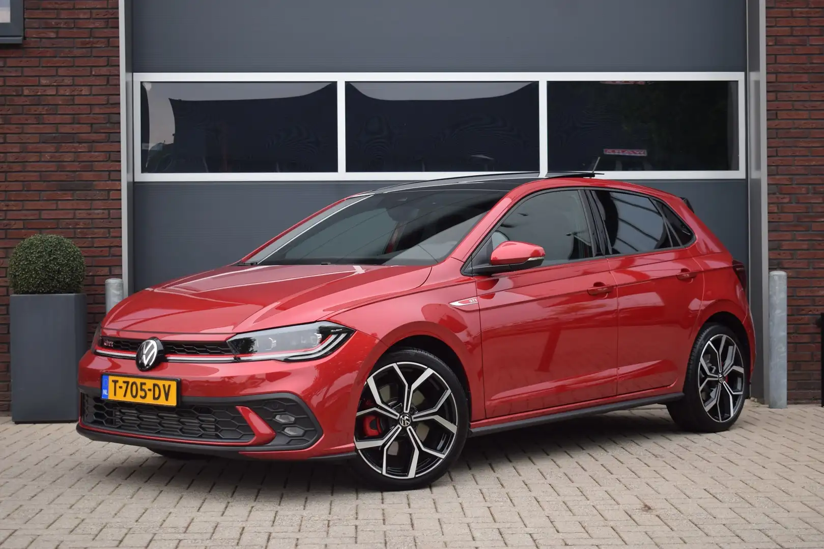 Volkswagen Polo GTI 2.0 TSI 207pk DSG Pano-Camera-IQ-light-Beats Rood - 1