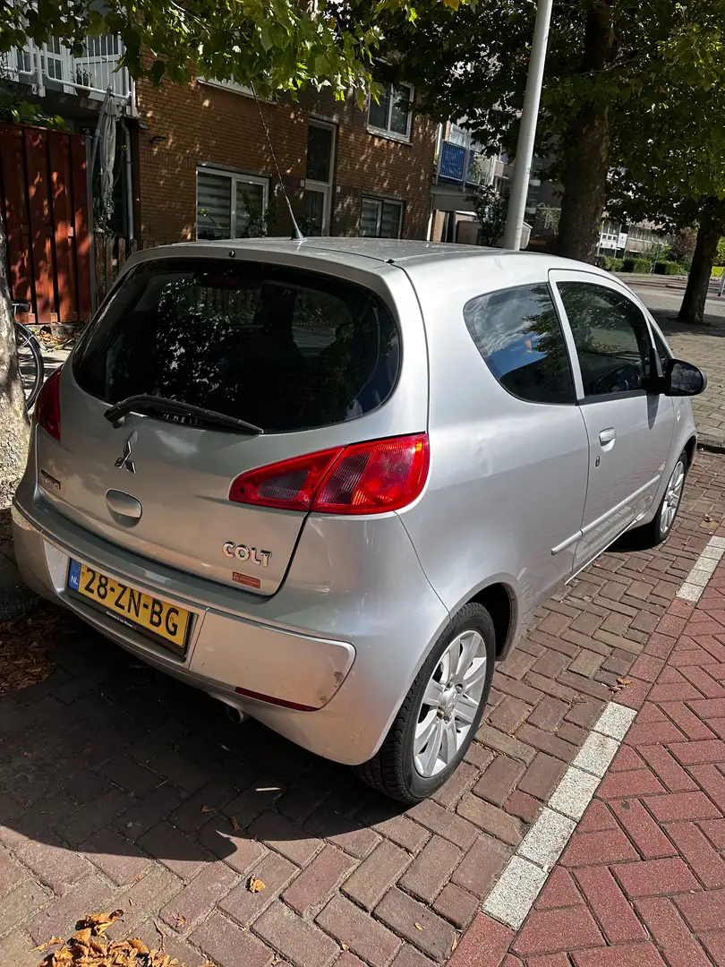 Mitsubishi Colt Colt 1.3 Invite Серебристый - 1