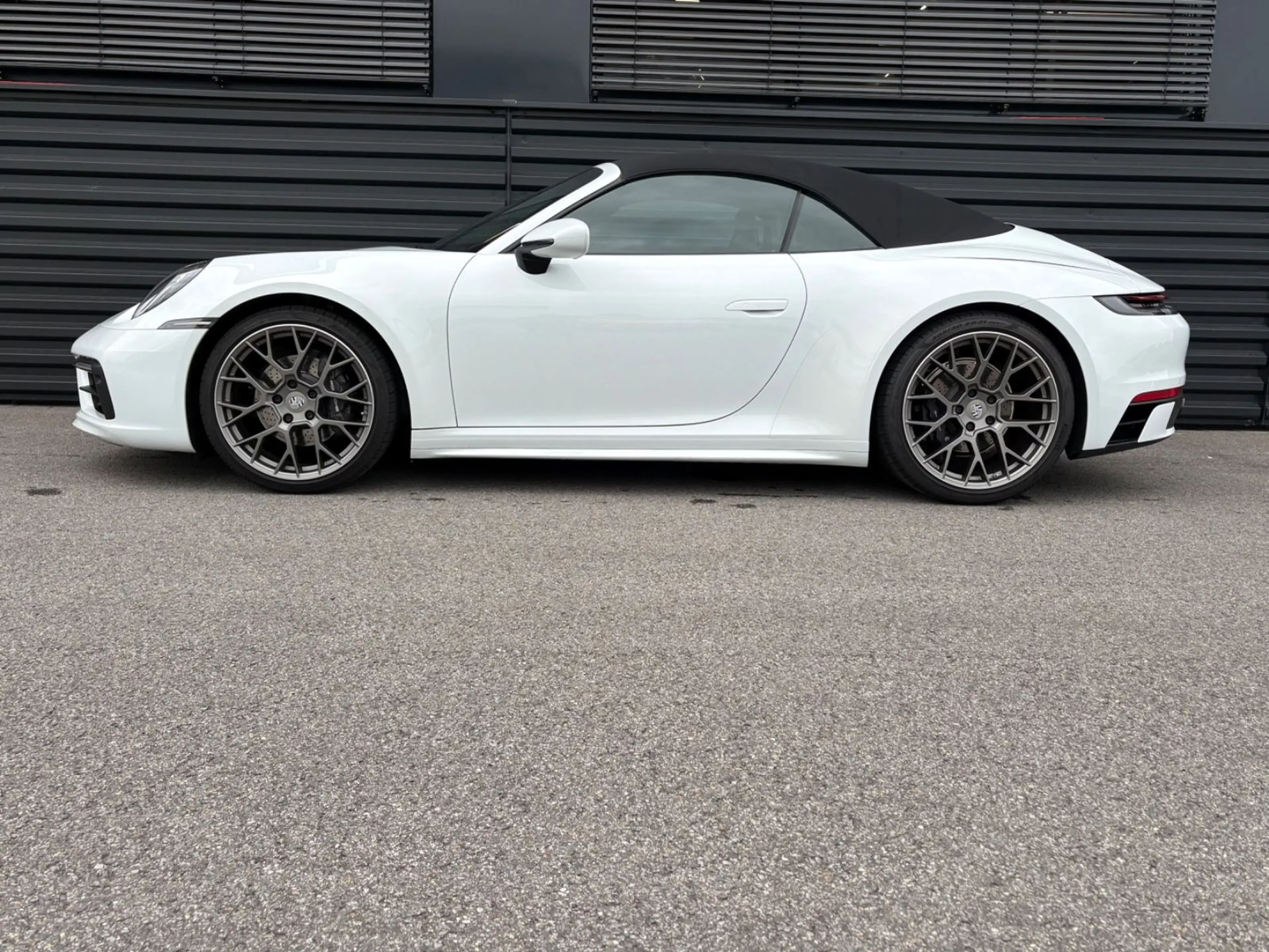 Porsche 992 911-992 Carrera Cabrio-Chrono-Abgas-Sportdesign