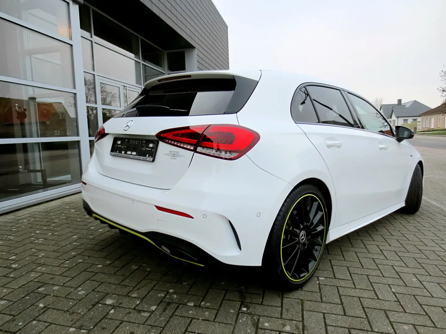 Mercedes-Benz A 200 *EDITION1*AMG*LED*CAMERA*MBUX Wit - 2
