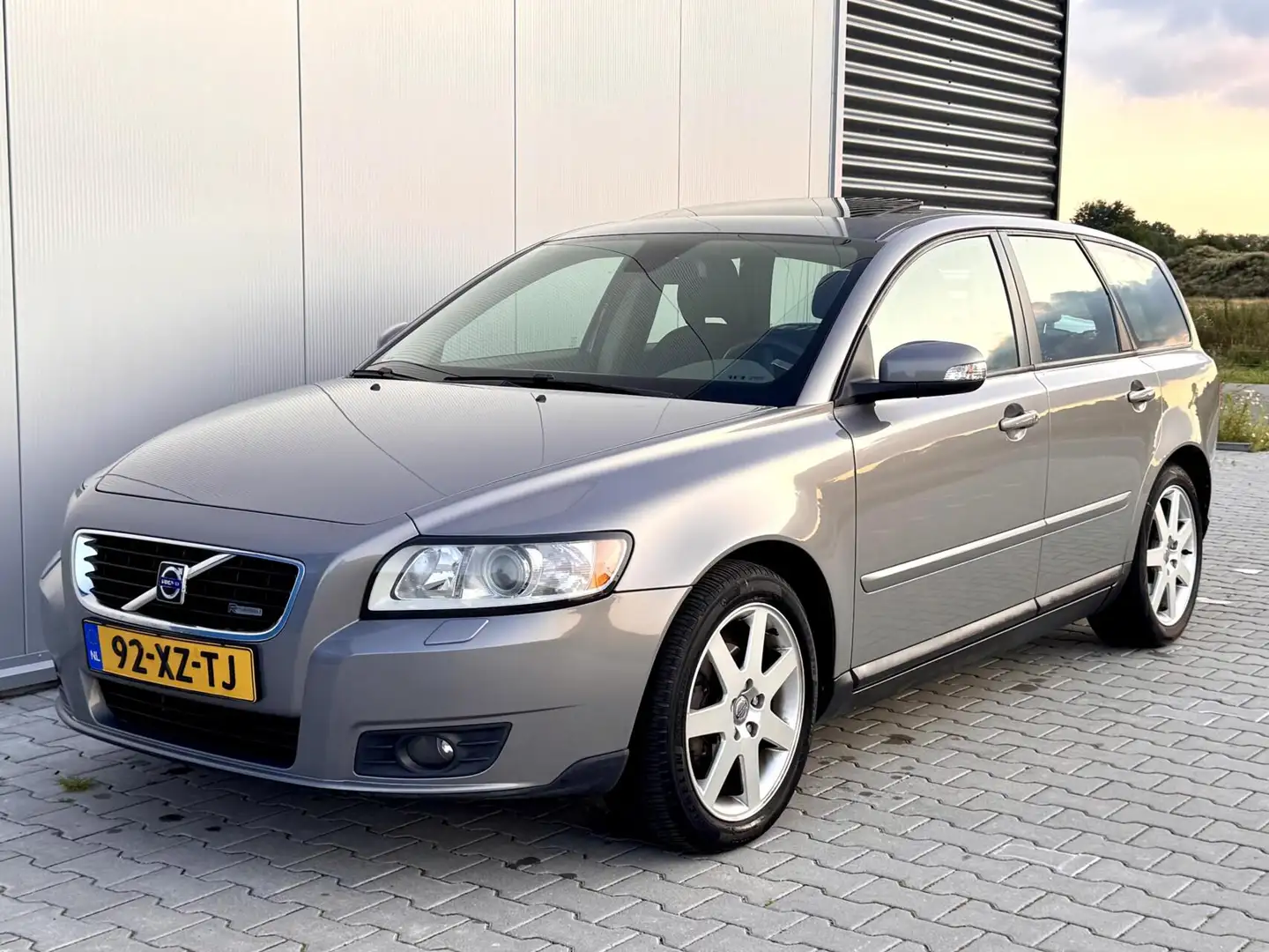 Volvo V50 1.8 Edition II | Facelift | Trekhaak | schuifdak ! Grijs - 1