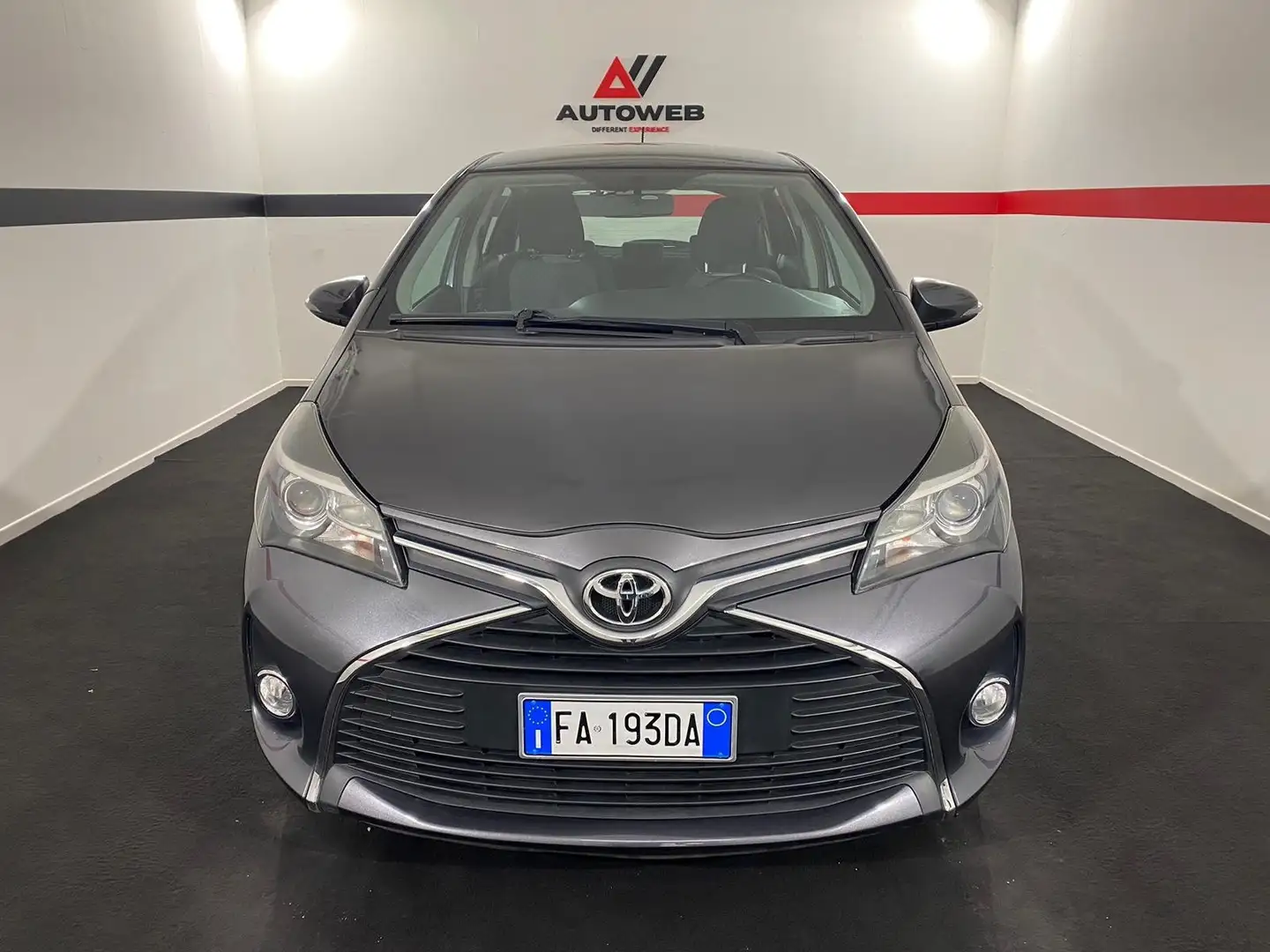 Toyota Yaris 1.0 5 porte Lounge* NEOPATENTATI * Grau - 2
