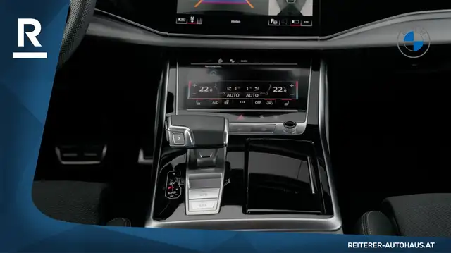 Audi Q8 view 15
