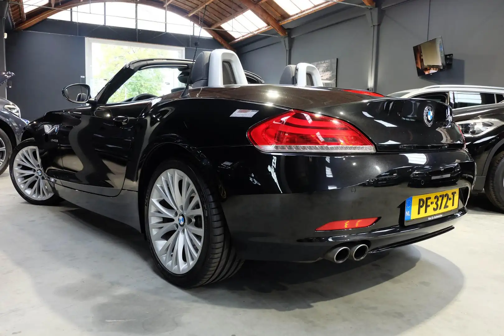 BMW Z4 Roadster sDrive23i Executive / Leder / Navi / PDC Zwart - 2