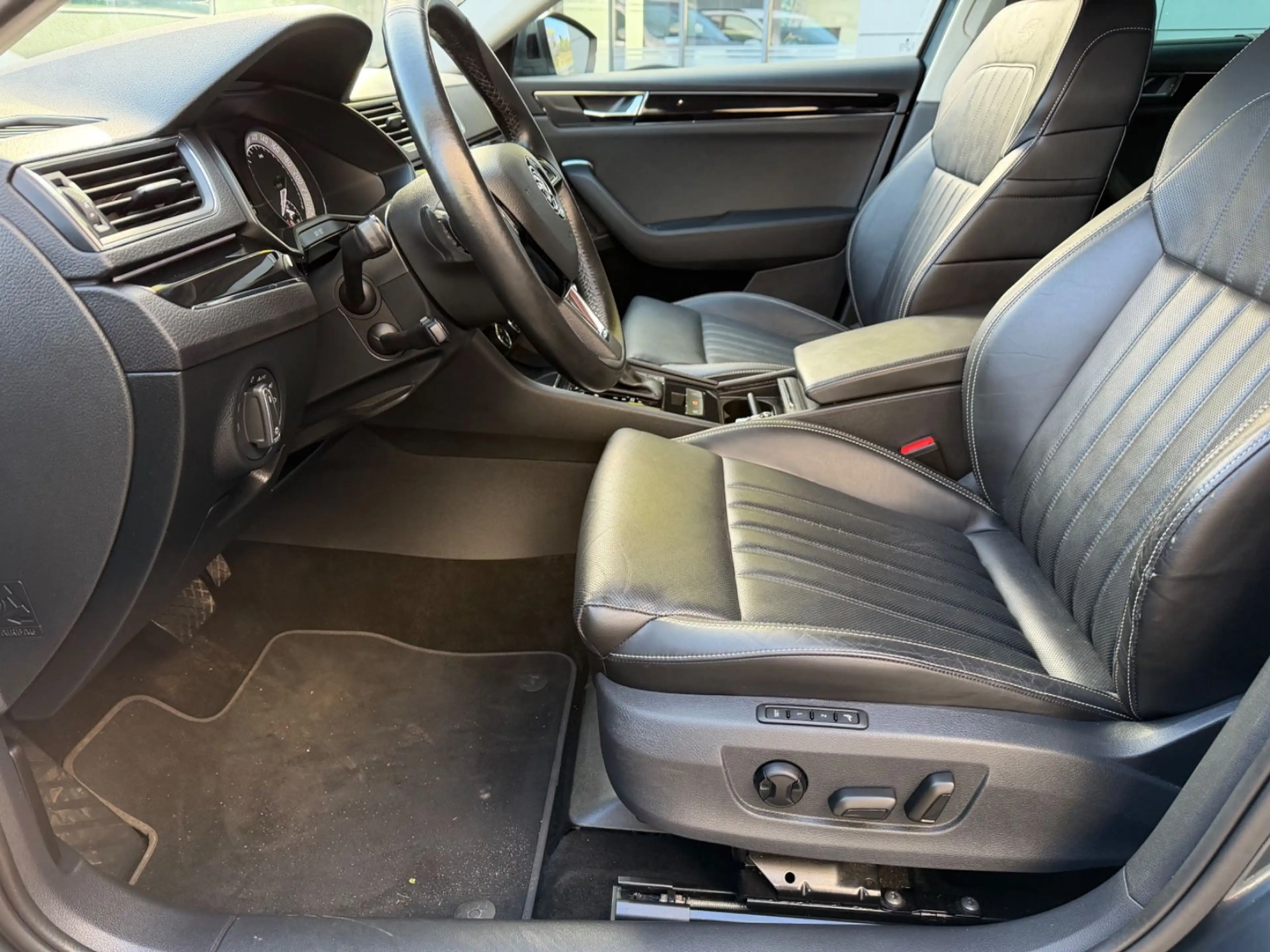 Skoda Superb Lim. L&K/SHZ+BELÜFT*/LEDER/KAMERA/SOUNDSY — photo 11
