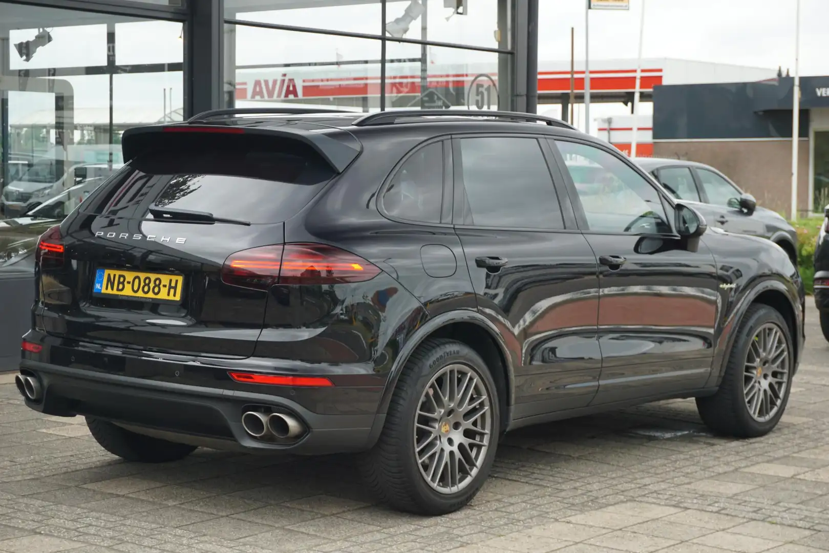 Porsche Cayenne 3.0 S E-Hybrid Platinum Edition 1e Eigenaar | Deal Zwart - 2