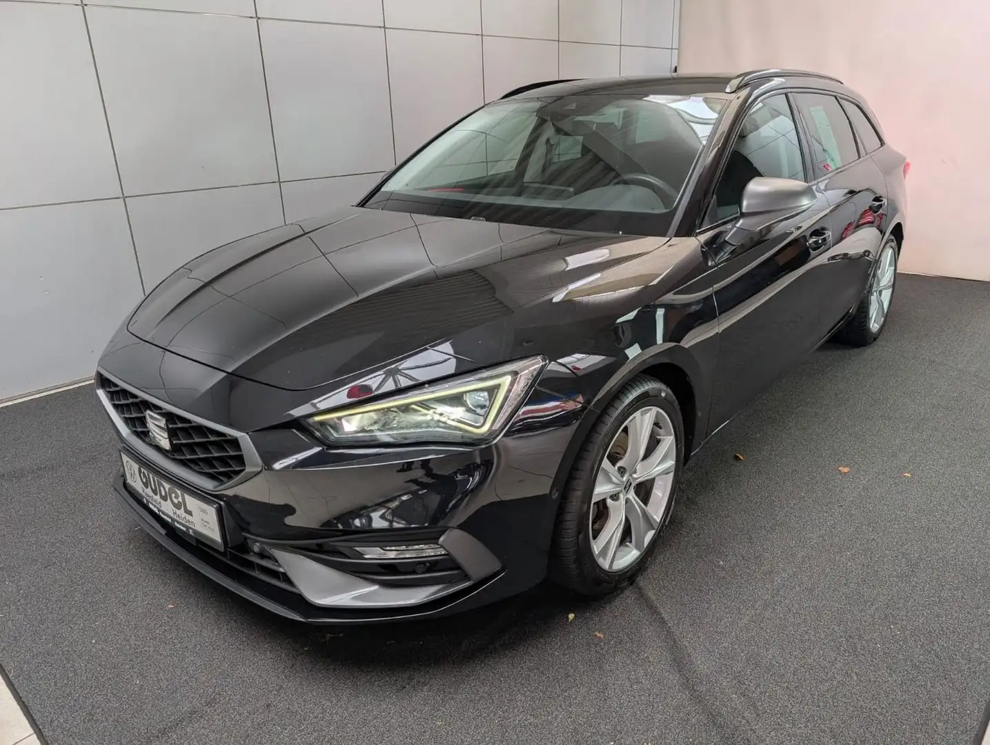 SEAT Leon Sportstourer FR 1.5 TSI ACT SmartAmbient Zwart - 2