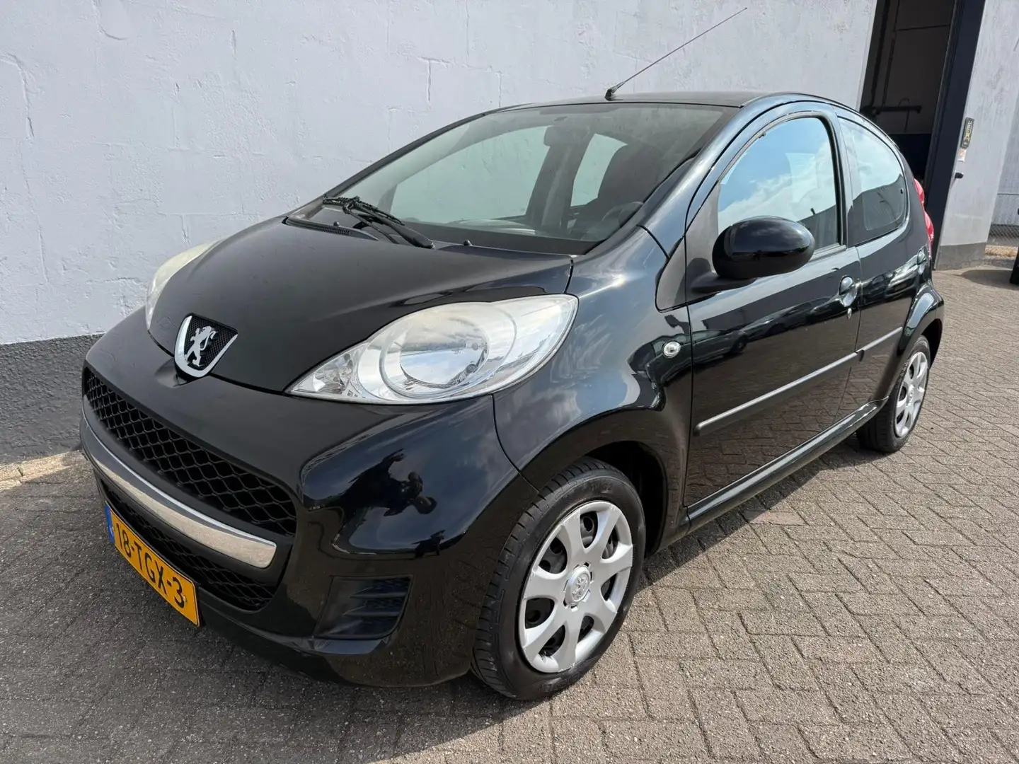Peugeot 107 1.0-12V XS 5-Deurs - Airco Zwart - 1