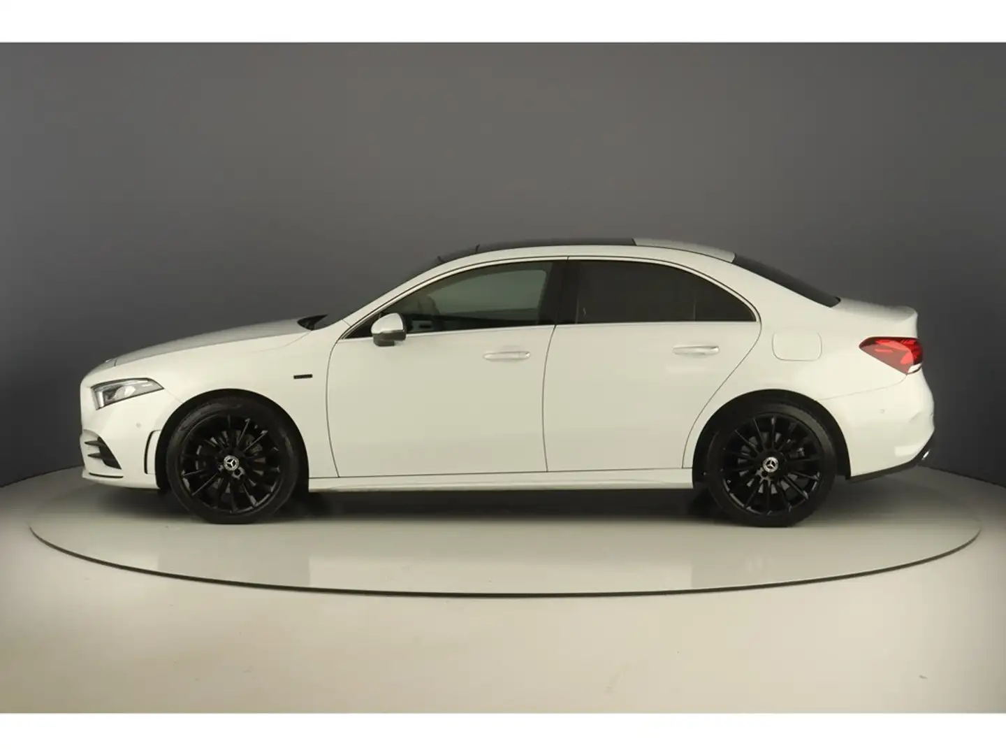 Mercedes-Benz A 250 e 218pk AMG Line Pack Premium Wit - 2