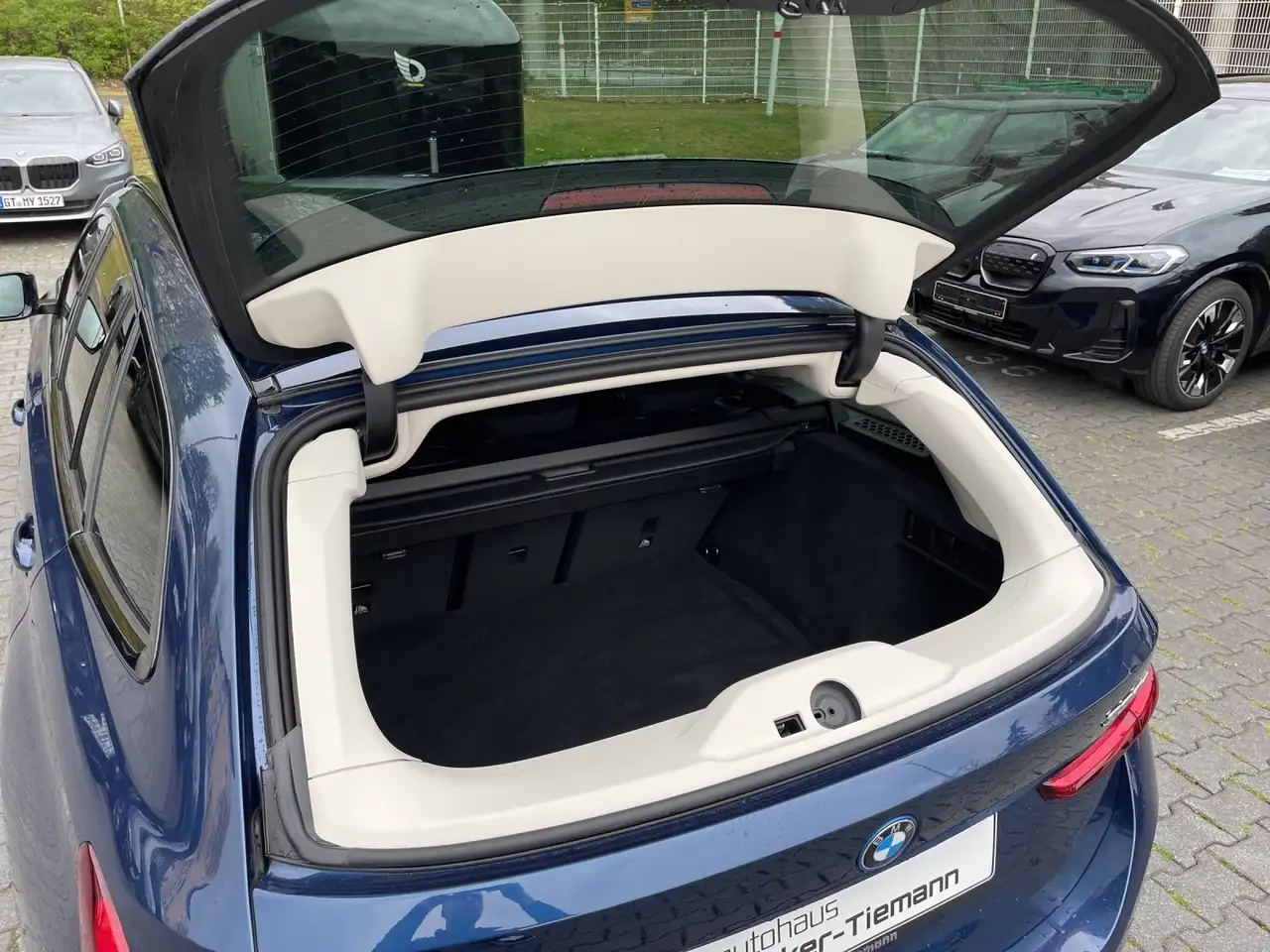 BMW 330 e Touring ParkAss+/ DrivAss Prof./ HUD/ SAG/ Memor 15