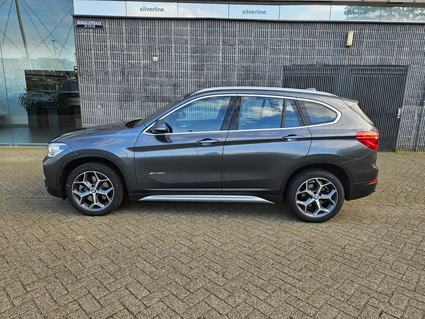 BMW X1 X1 sDrive 20i Xline Pano dak, Trekh, Headup disp Grijs - 2