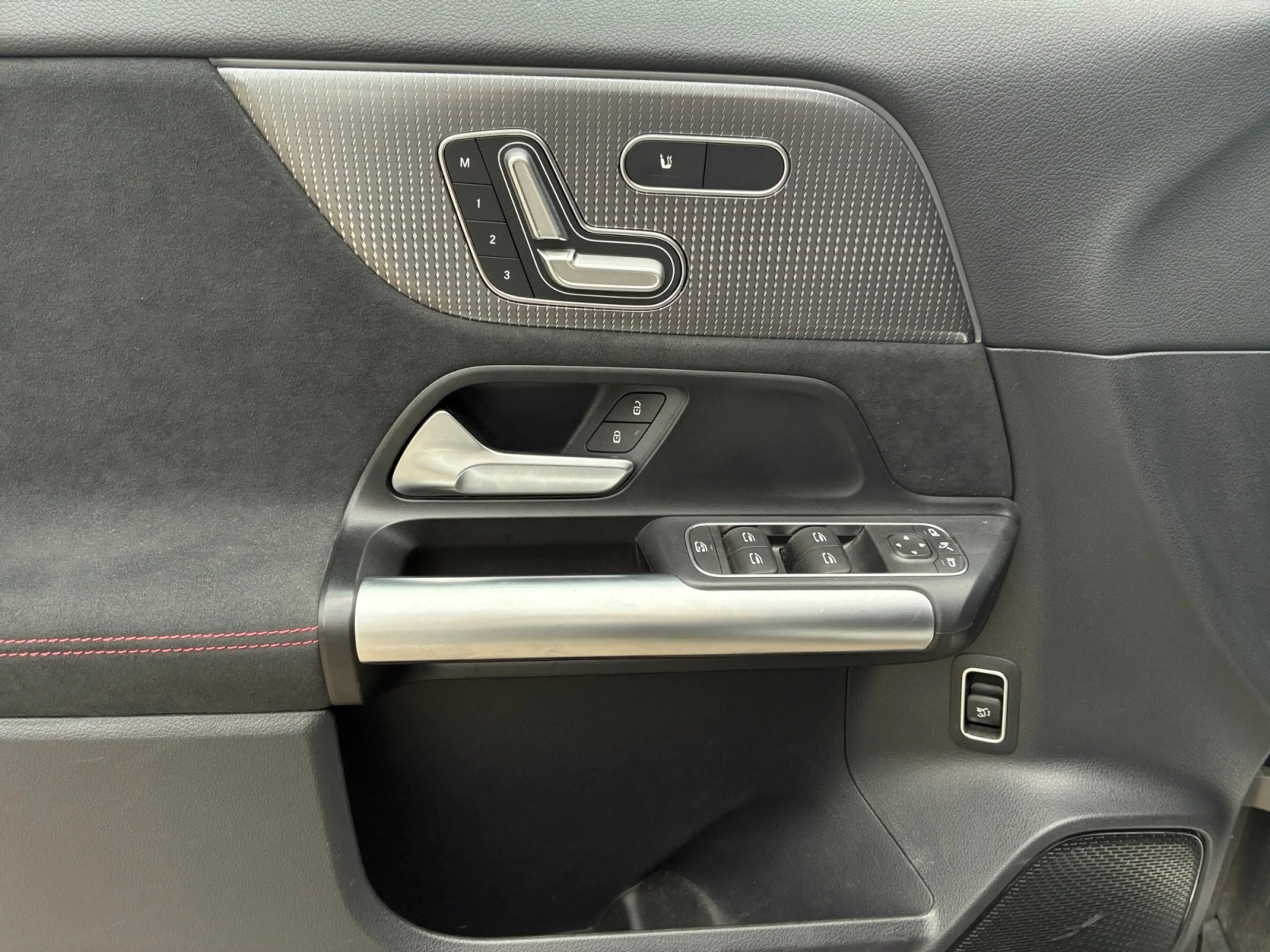 Mercedes-Benz EQA 250 AMG+Pano+AHK+360°+Keyless+Night+el.He+19 — photo 13