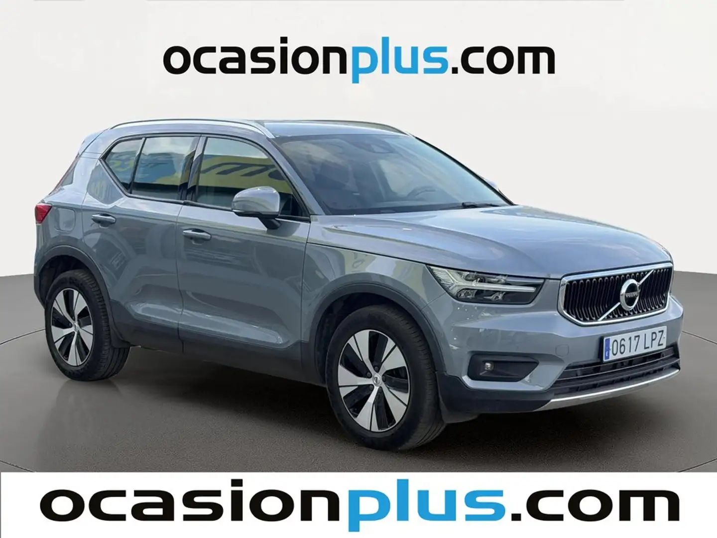 Volvo XC40 T3 Momentum Pro Aut. Gris - 2