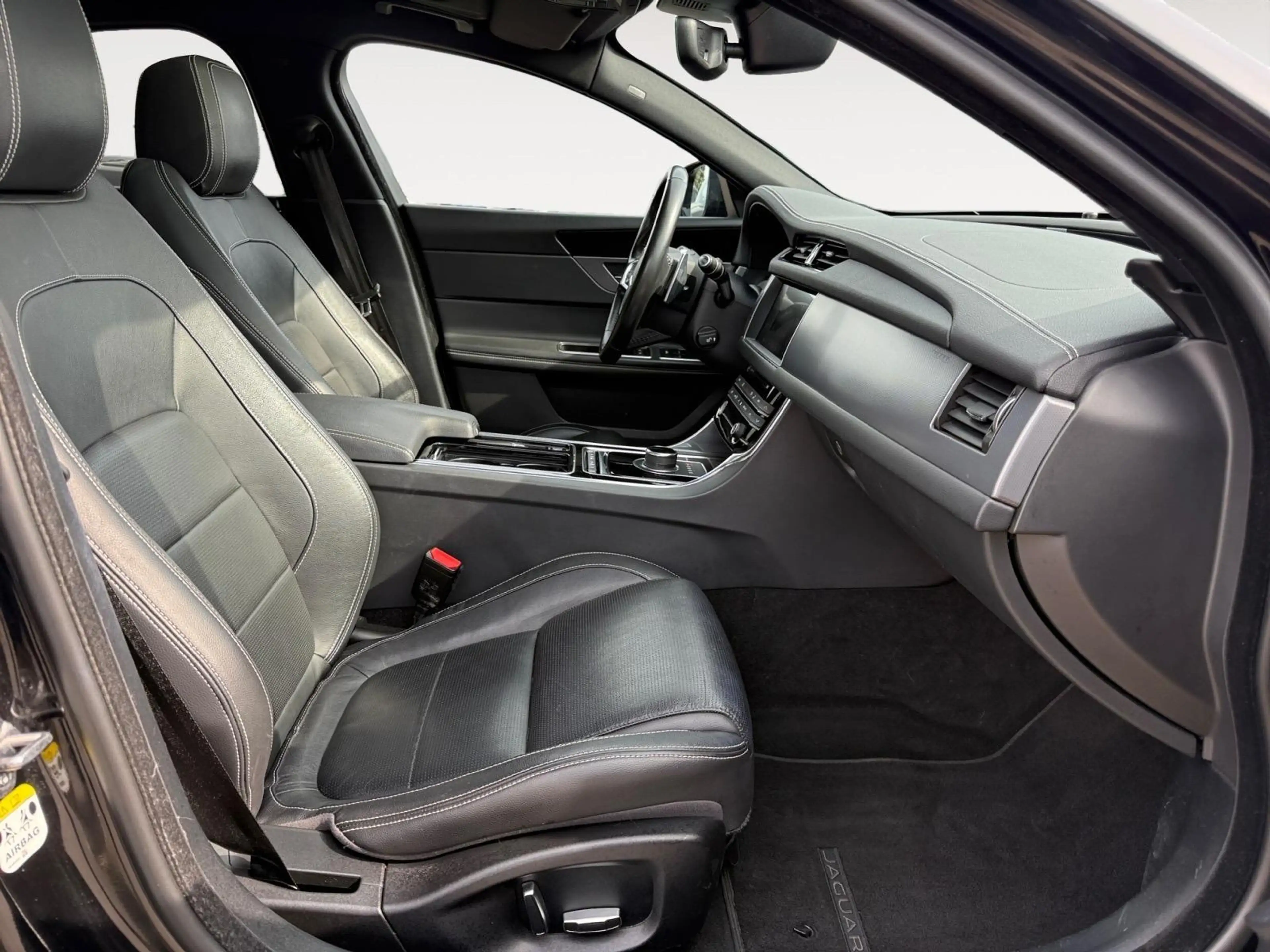 Jaguar XF R-Sport-2.0 163ch D — photo 9