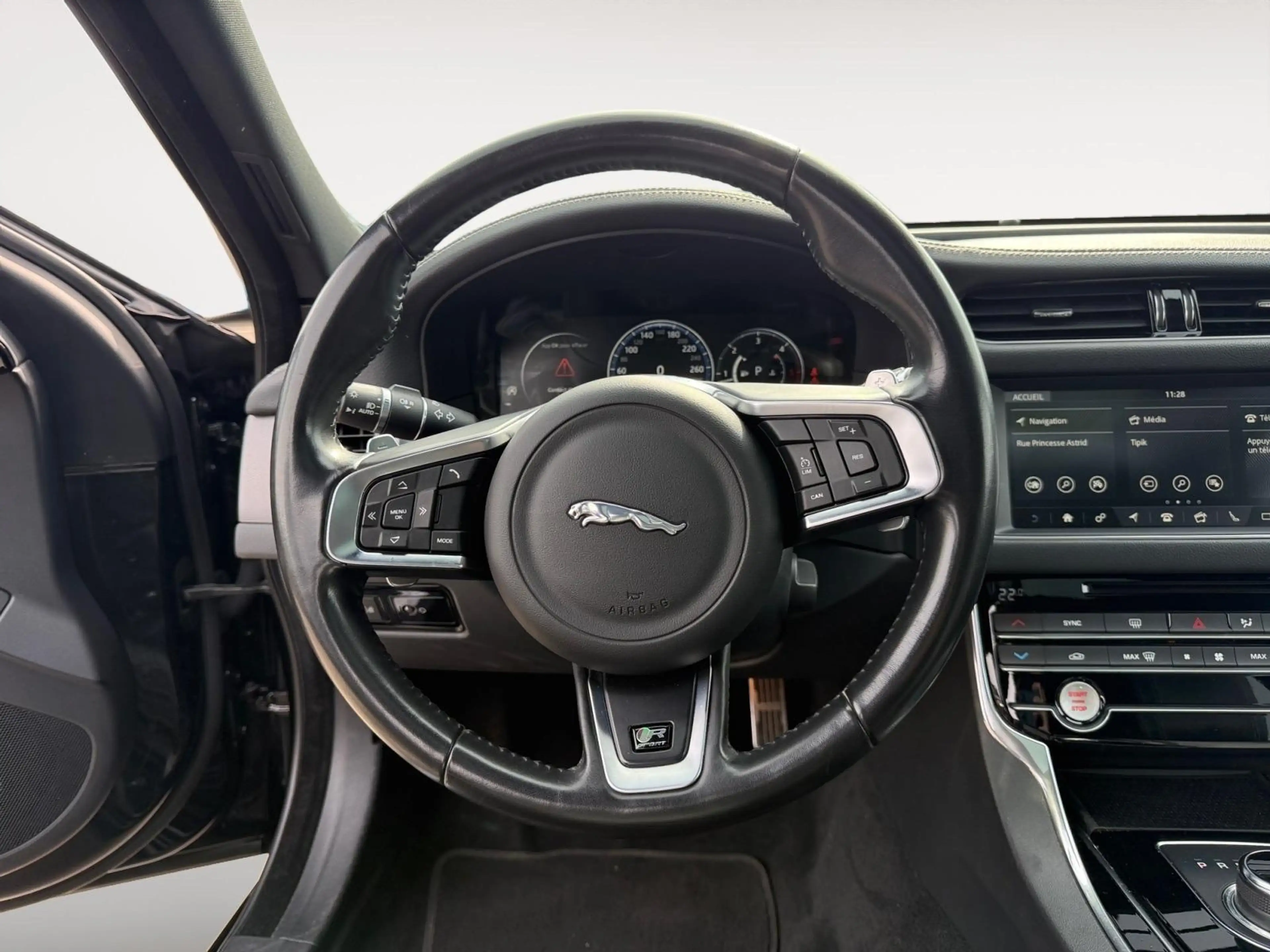 Jaguar XF R-Sport-2.0 163ch D — photo 14