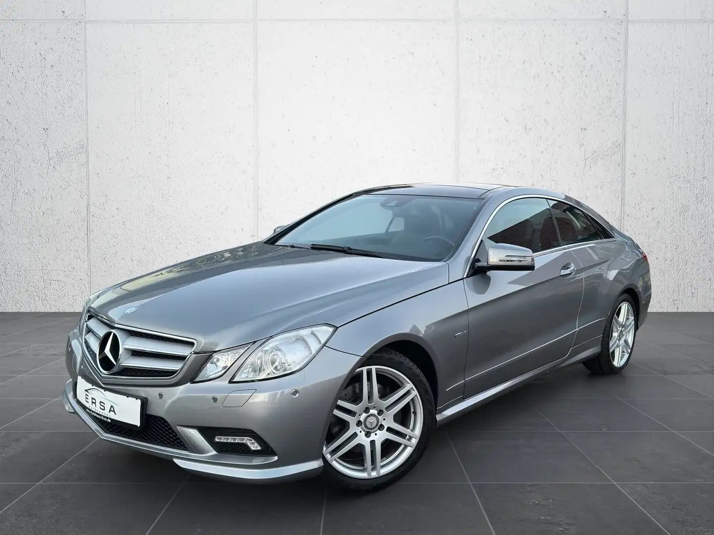 Mercedes-Benz E 250 CGI Coupe AMG-Line*Aut.*Panorama*Xenon* Silber - 1