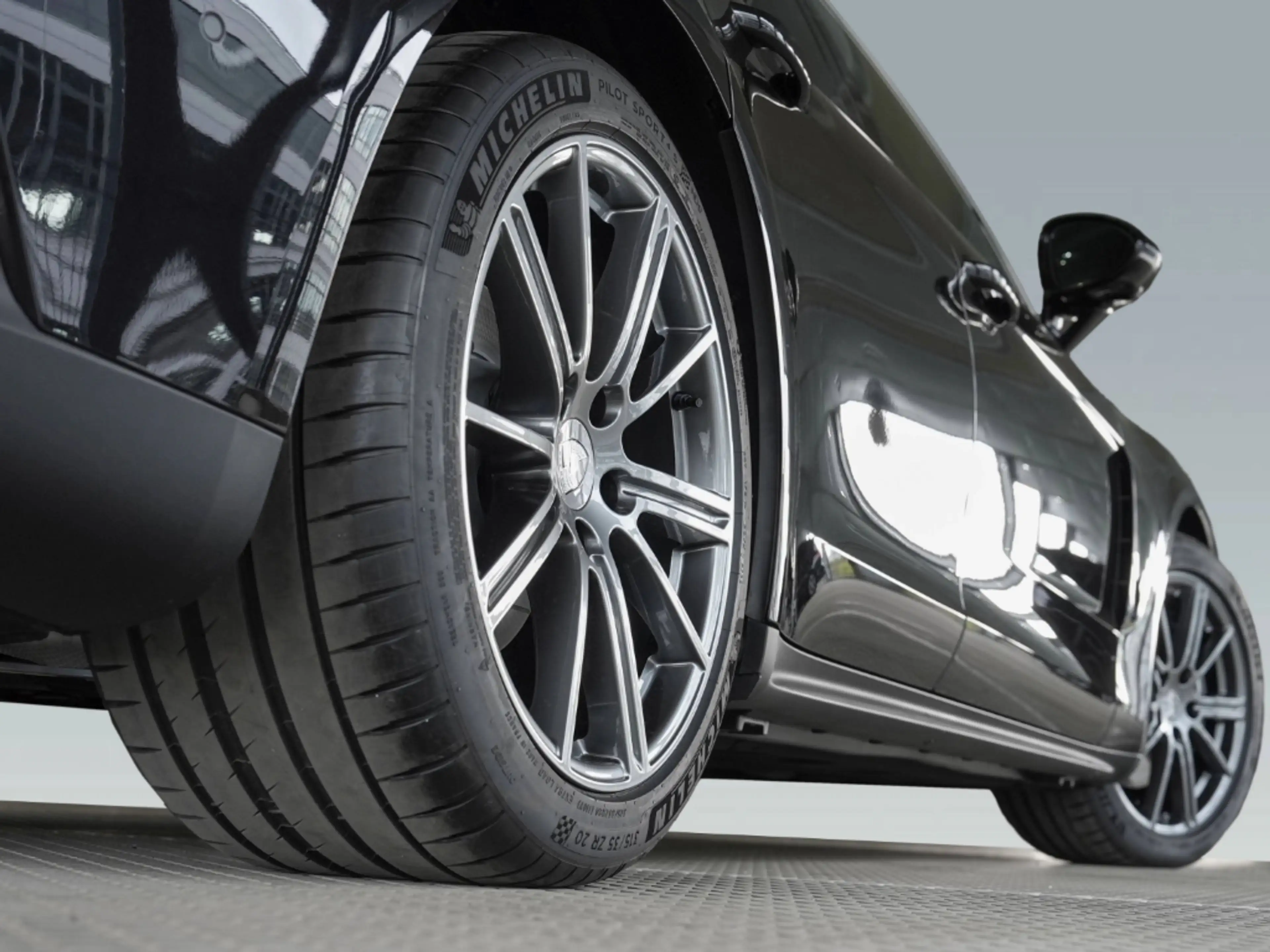 Porsche Panamera 4 — photo 9
