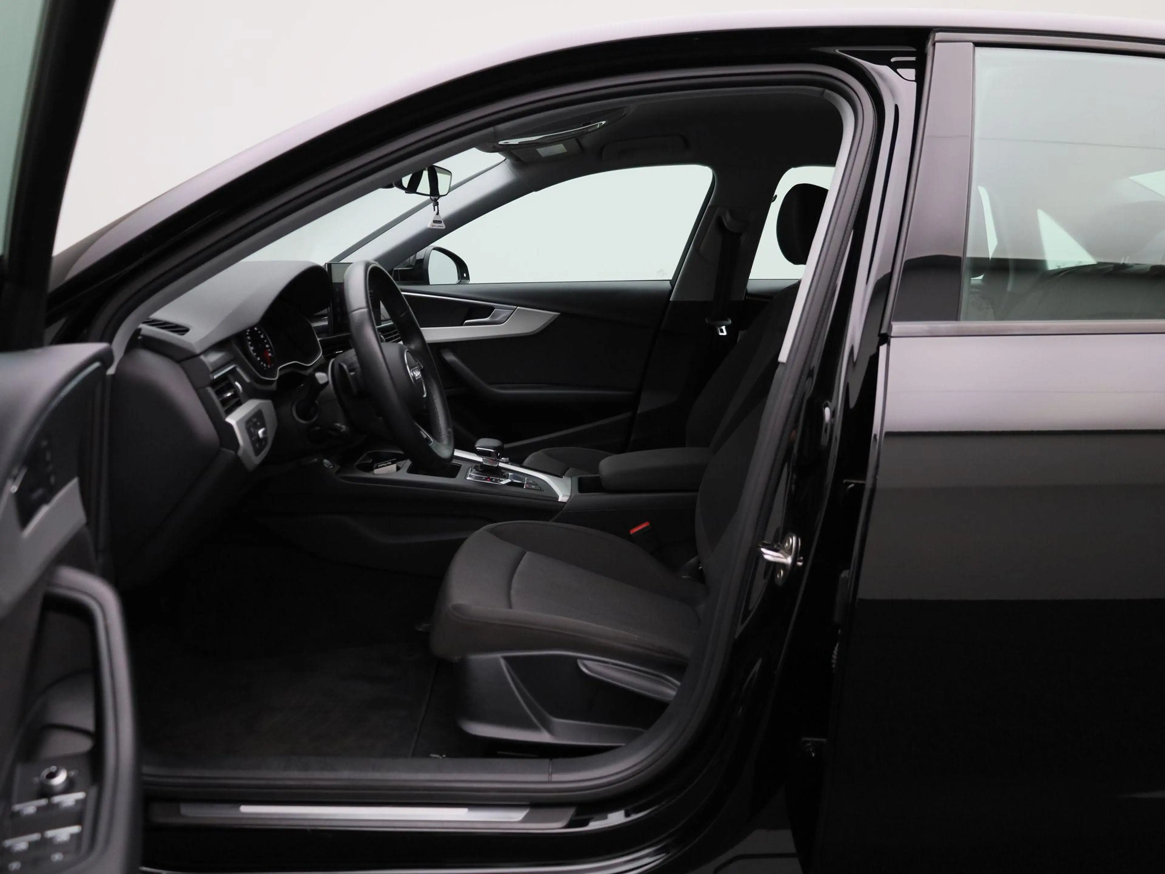 Audi A4 Limousine 35 TFSI Pro Line — photo 9