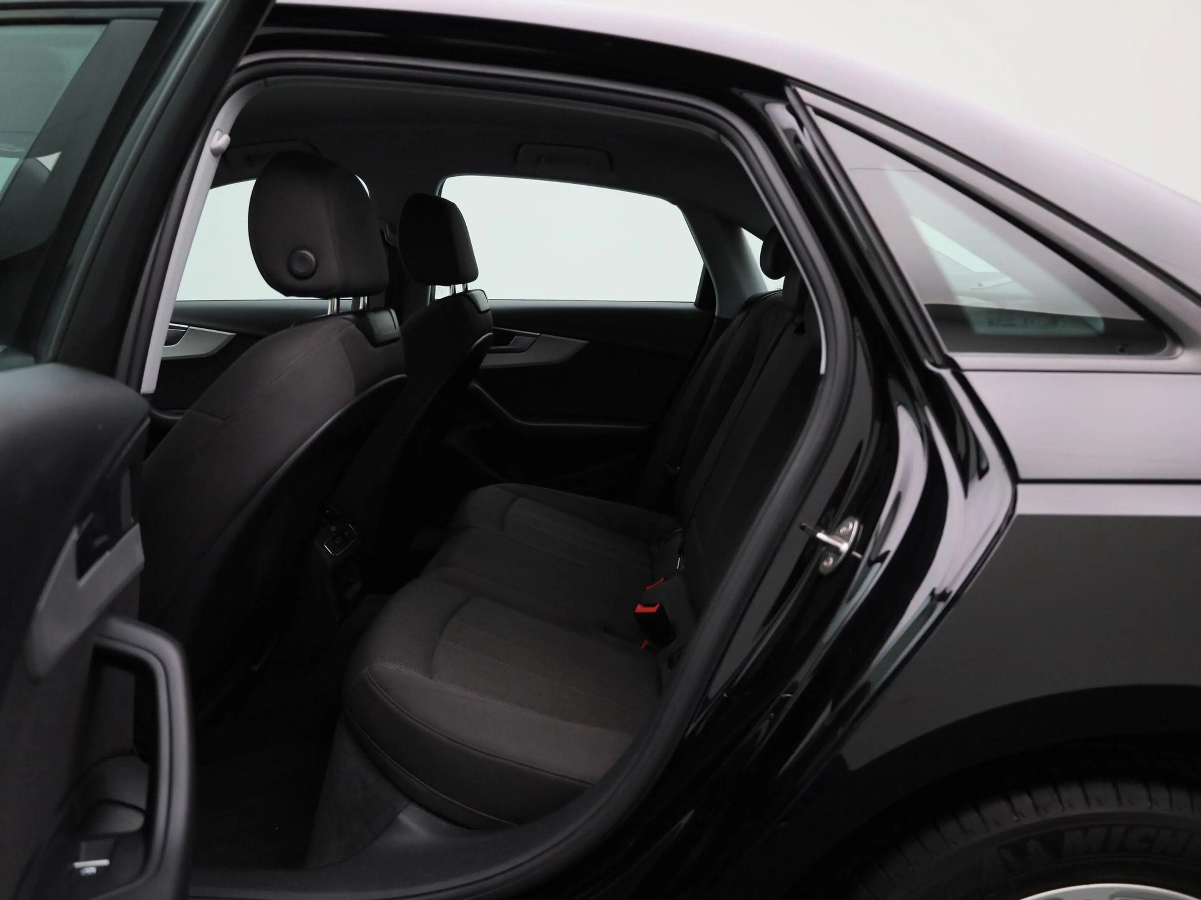 Audi A4 Limousine 35 TFSI Pro Line — photo 10