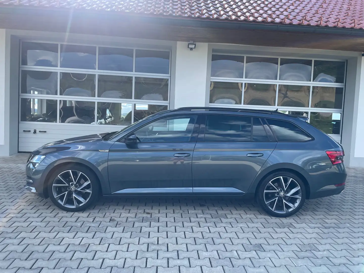 Skoda Superb 2,0 TDI DSG 4x4 Sport Line*AHV*DIGITAL*RFK*APP*ACC Grau - 2
