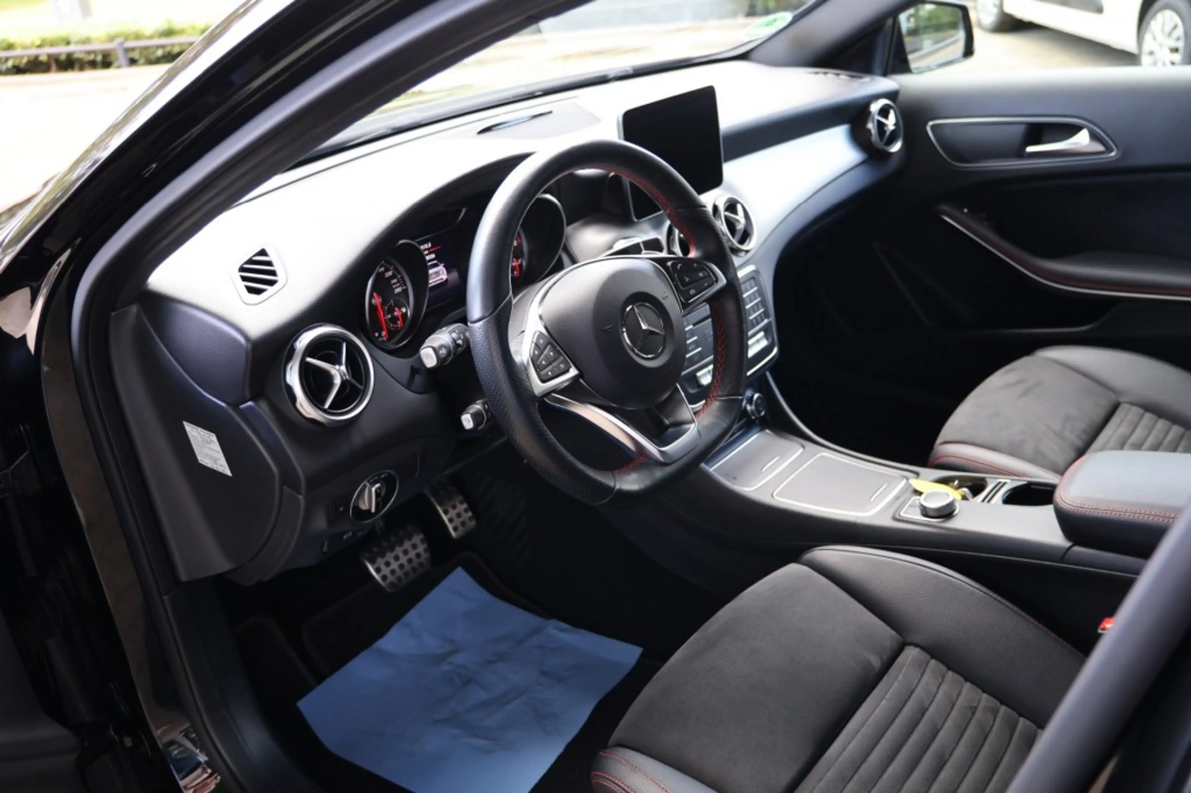 Mercedes-Benz GLA 180 180 AMG *LED*CARPLAY*TREKHAAK*CLIMA*NIGHTPAKKET*KE — photo 8