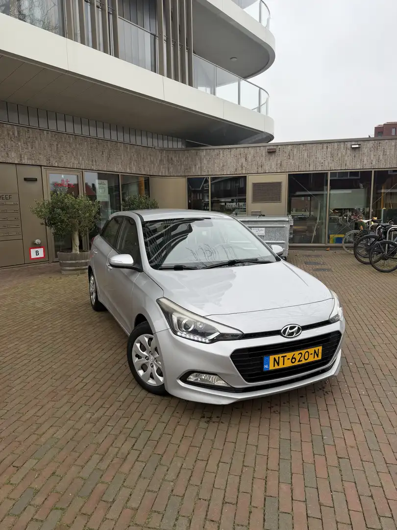 Hyundai i20 1.0 T-GDI Comfort Grijs benzine dealeronderhouden Grijs - 1