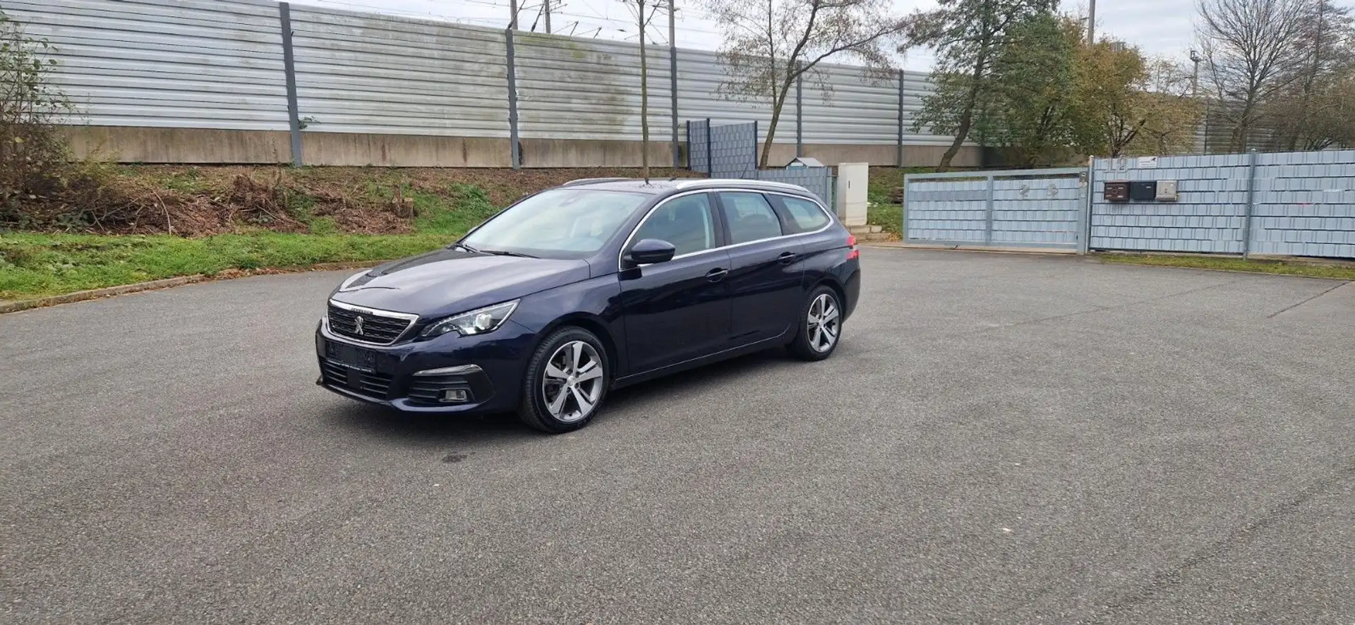 Peugeot 308 SW Allure Business1,5 BlueHDI 96KW Automatik Blau - 2