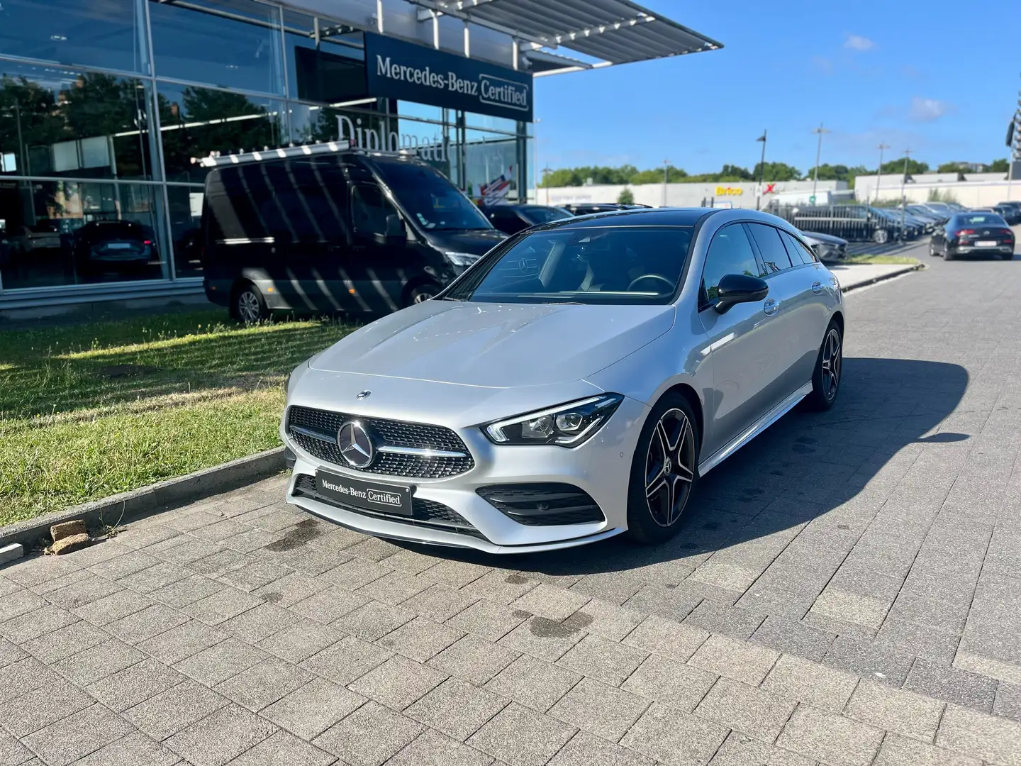 Mercedes-Benz CLA 180 Shooting Brake AMG Line Gris - 1