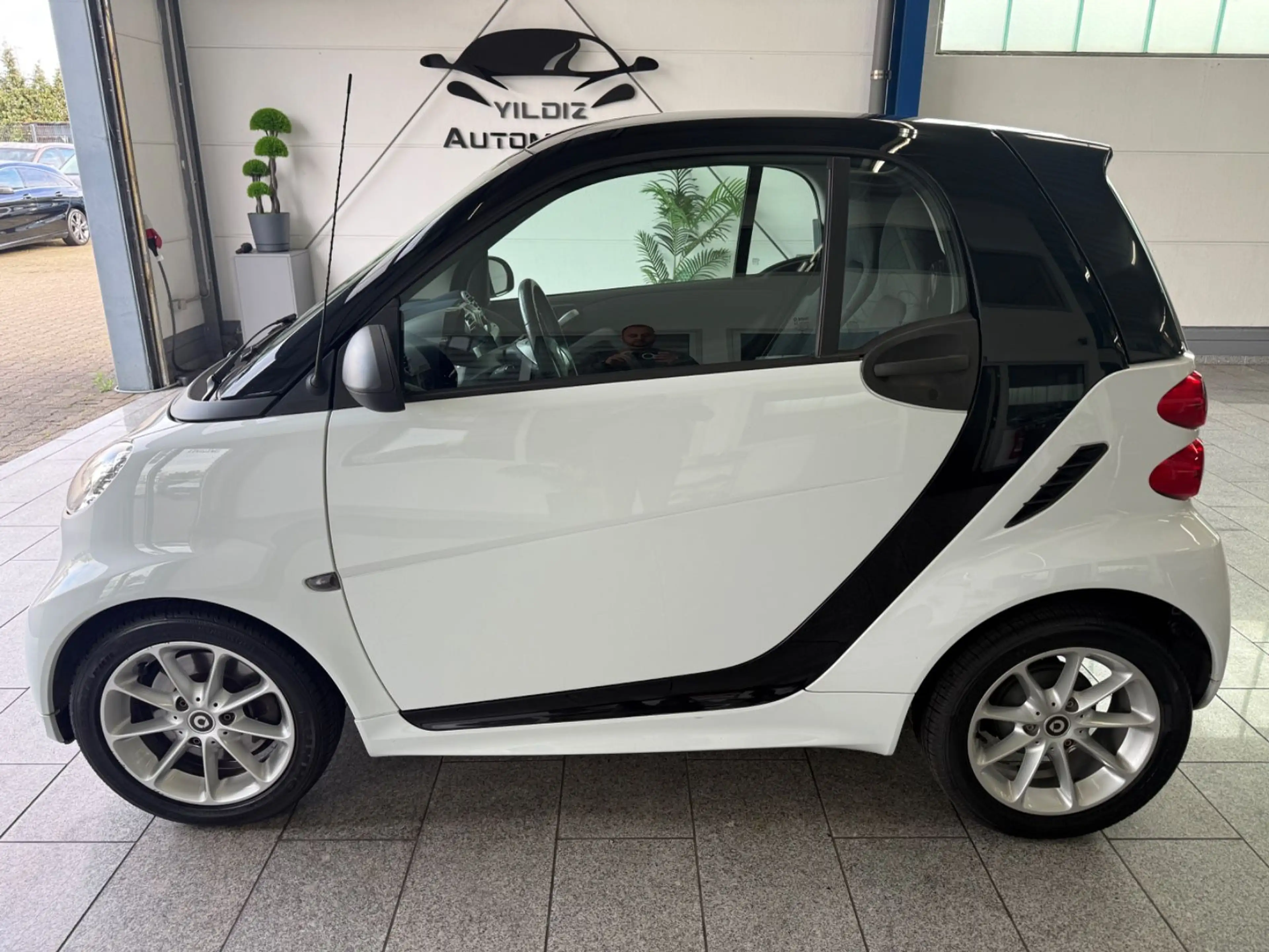 smart forTwo 1.0 MHD*AUTO*SERV*PANO*SHZ*CARPL*NAV*SOUN — photo 10