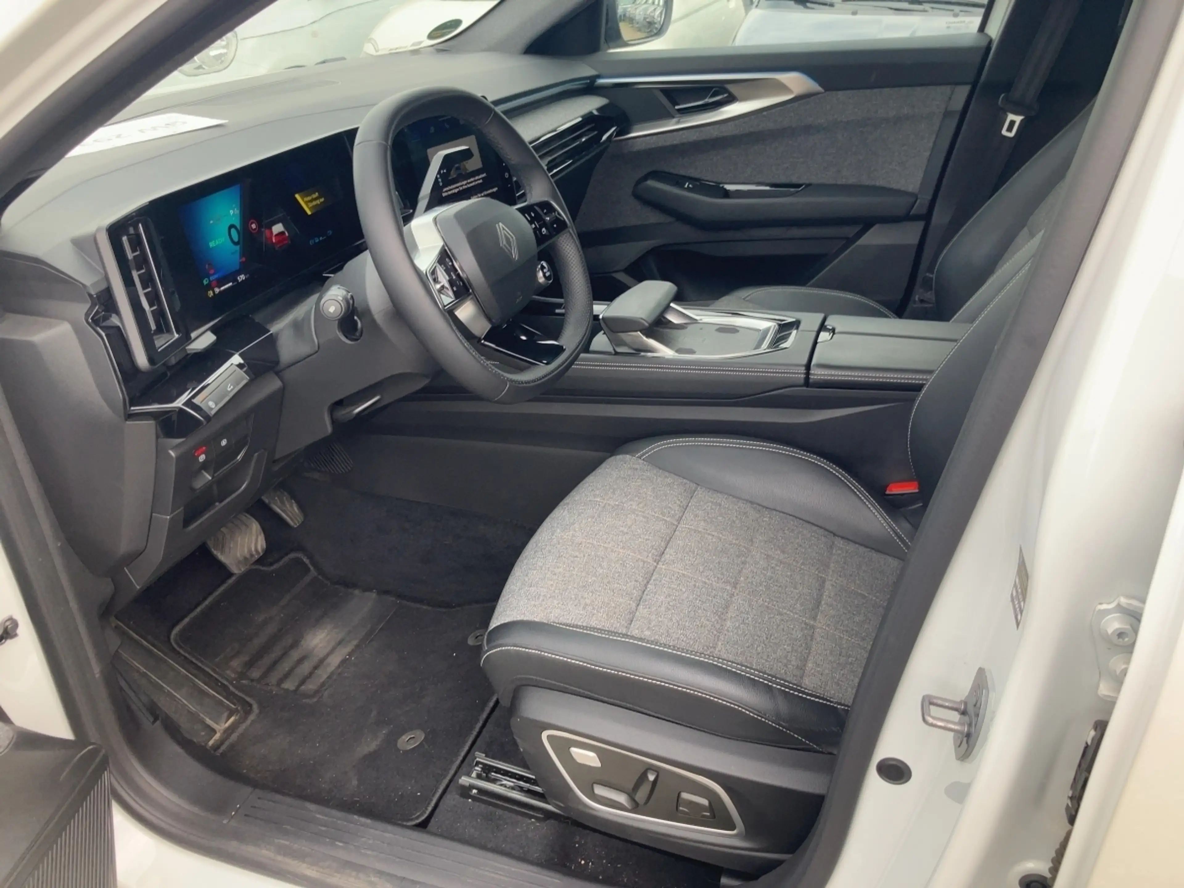 Renault Espace Techno E-Tech Full Hybrid 200 — photo 13