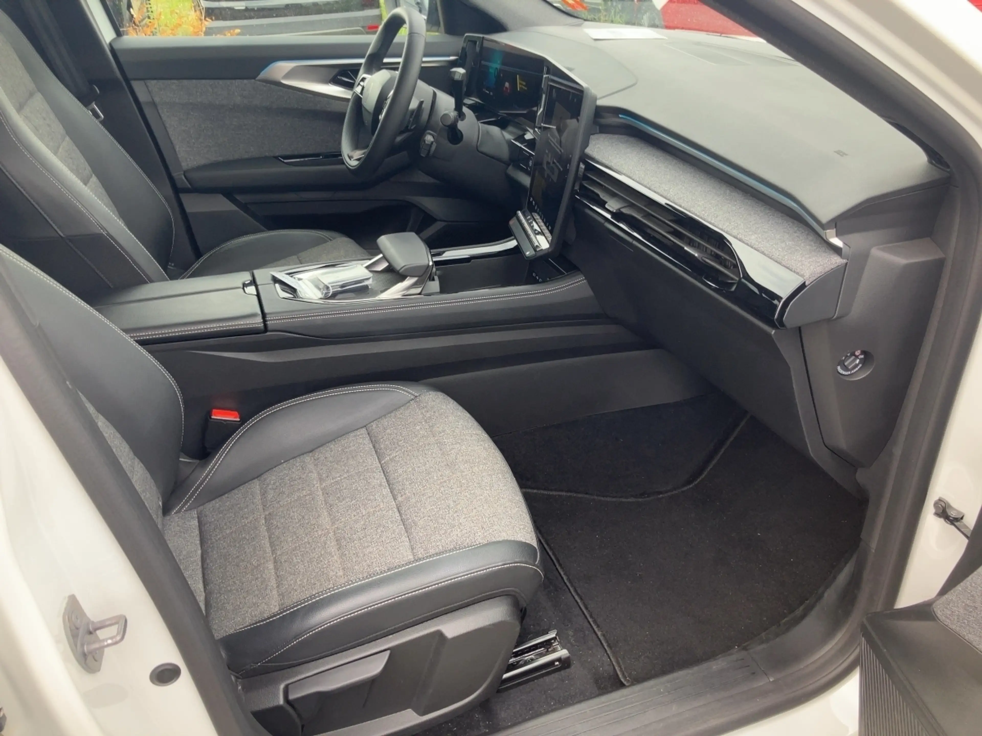Renault Espace Techno E-Tech Full Hybrid 200 — photo 11
