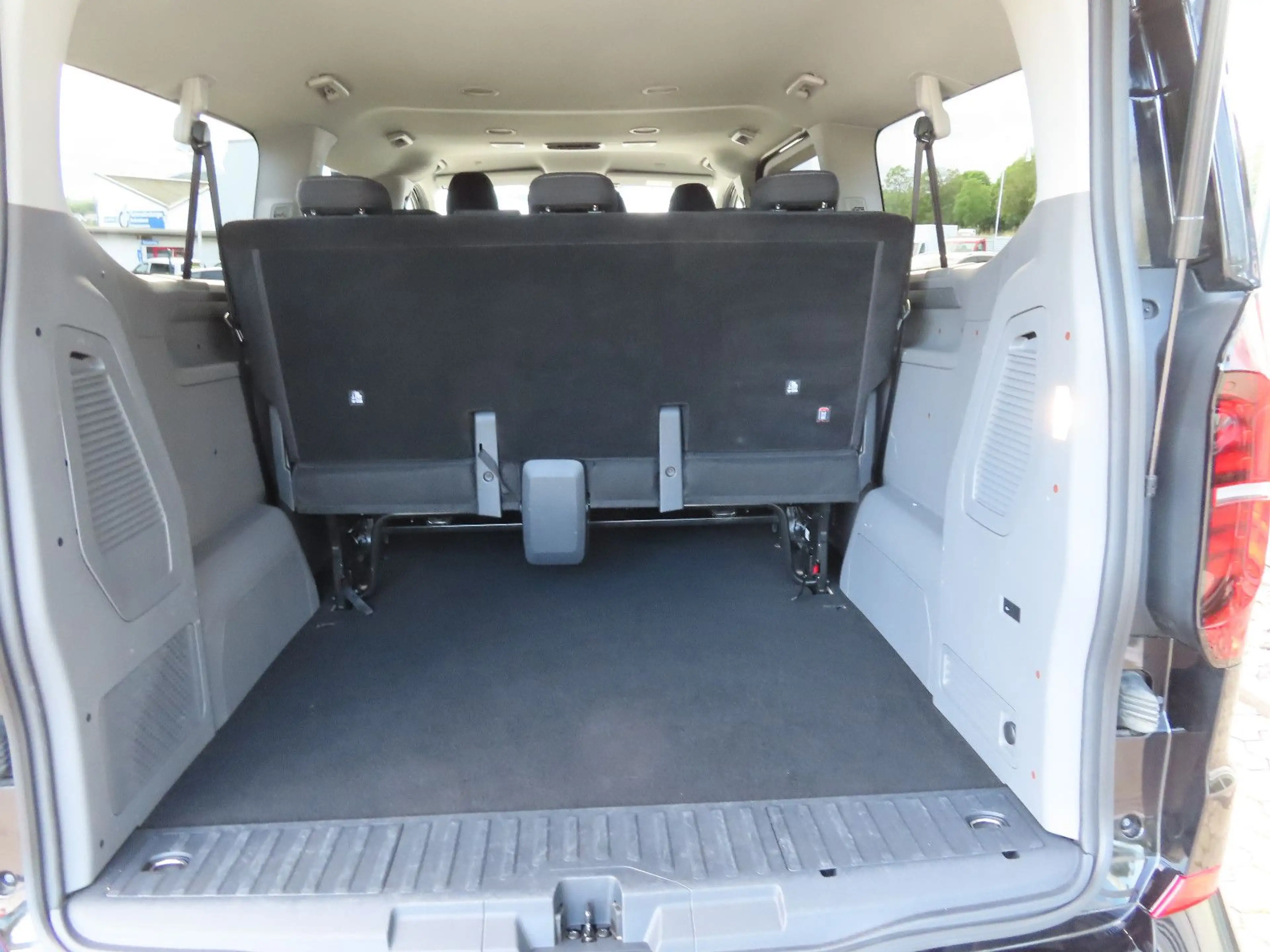 Volkswagen T7 Caravelle 2.0 TDI Life LR DSG AHK — photo 5