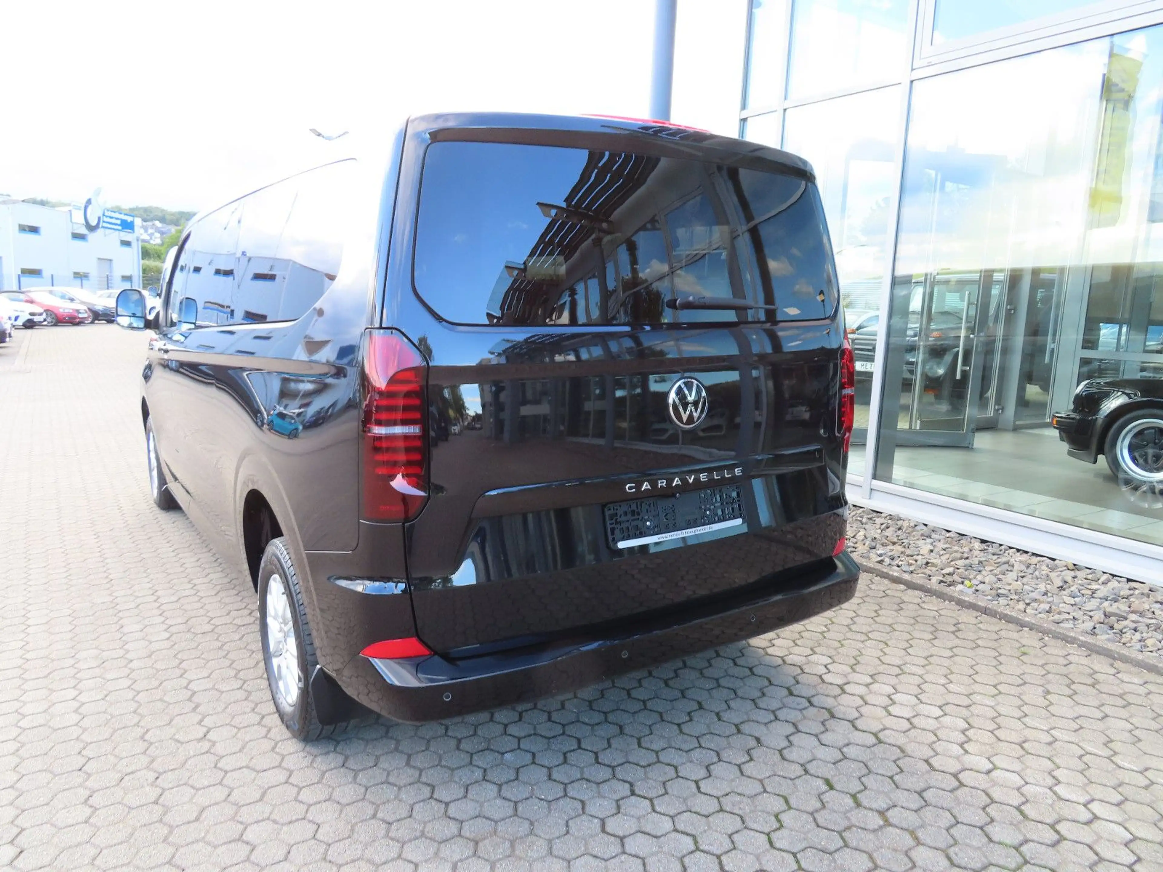 Volkswagen T7 Caravelle 2.0 TDI Life LR DSG AHK — photo 3