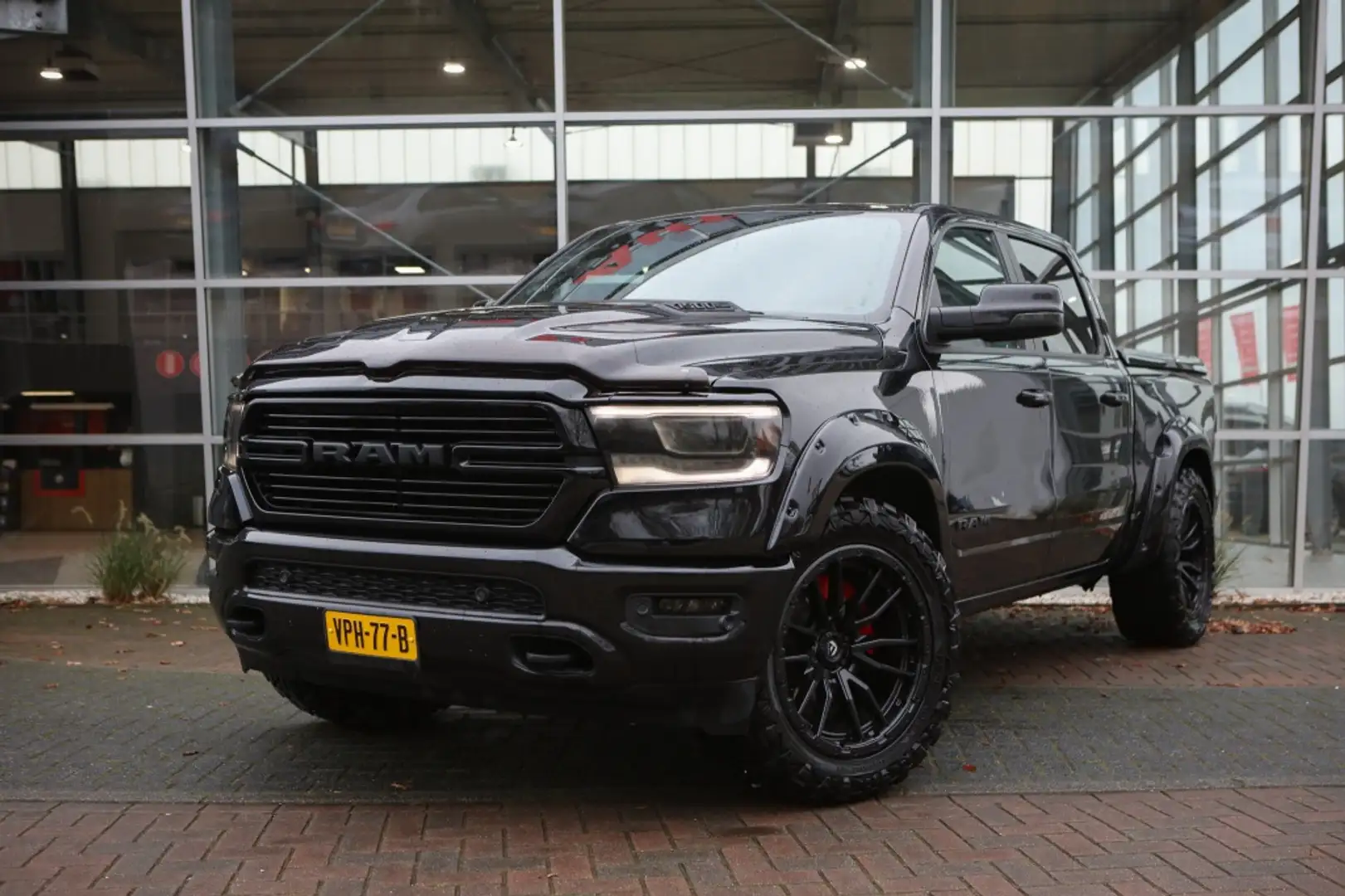 Dodge RAM 1500 5.7 V8 4x4 CC Laramie | Schwarz - 1