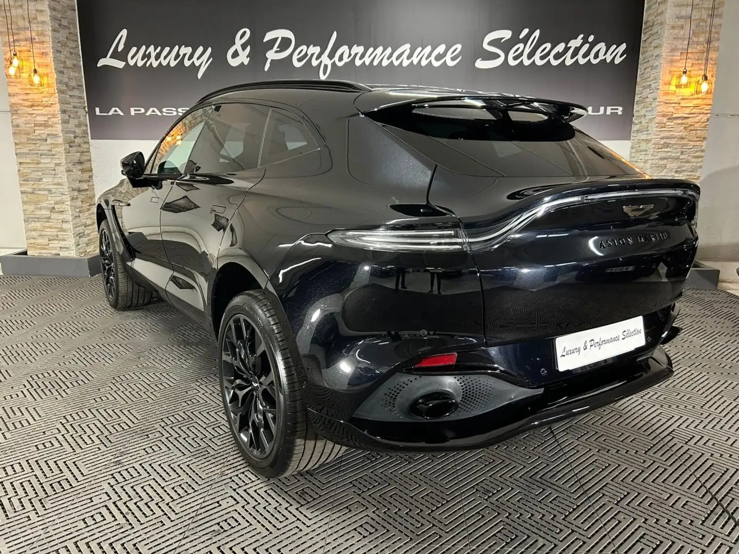 Aston Martin DBX 4.0 V8 Bi-turbo 550ch BVA9  - 1°main - Origine FR  Negru - 2
