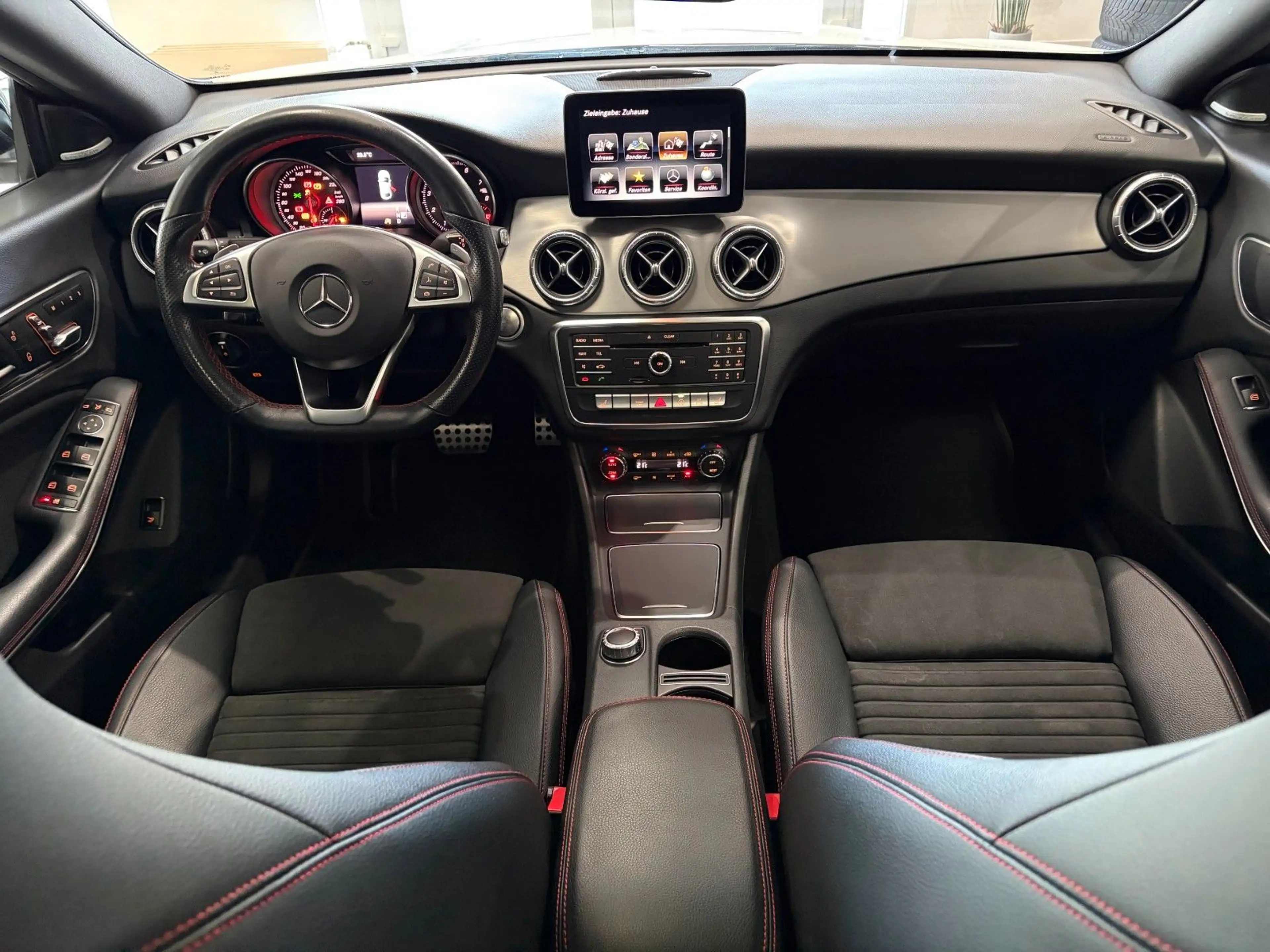 Mercedes-Benz CLA 220 *AMG*4M*Night*LED*Pano*H&K*Kamera* — photo 15
