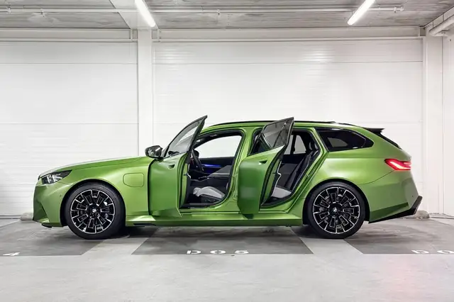 BMW M5 view 3