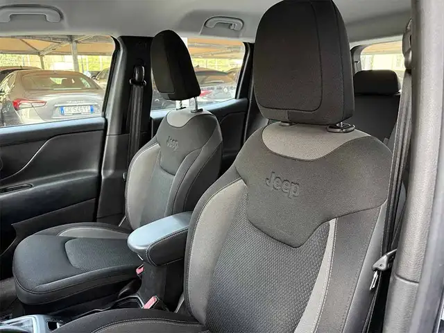 Jeep Renegade view 21