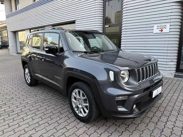 Jeep Renegade view 3