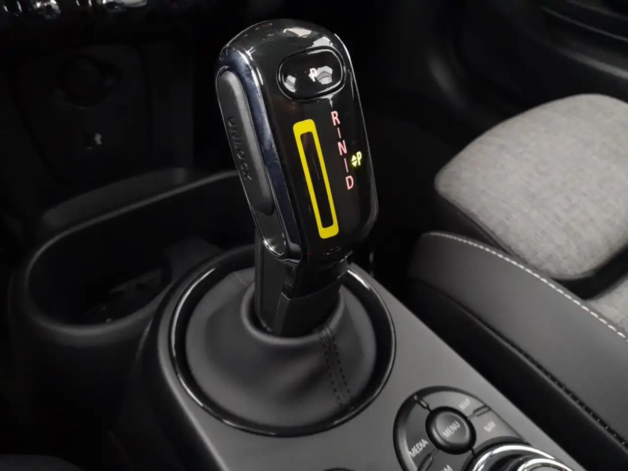 MINI Cooper SE 32,6kWh Aut *VOLL LED / NAVI / VIRTUELL / TEILLEDER / 2-ZONEN-KLIMA / SHZG / DRIVING ASSISTANT* 7