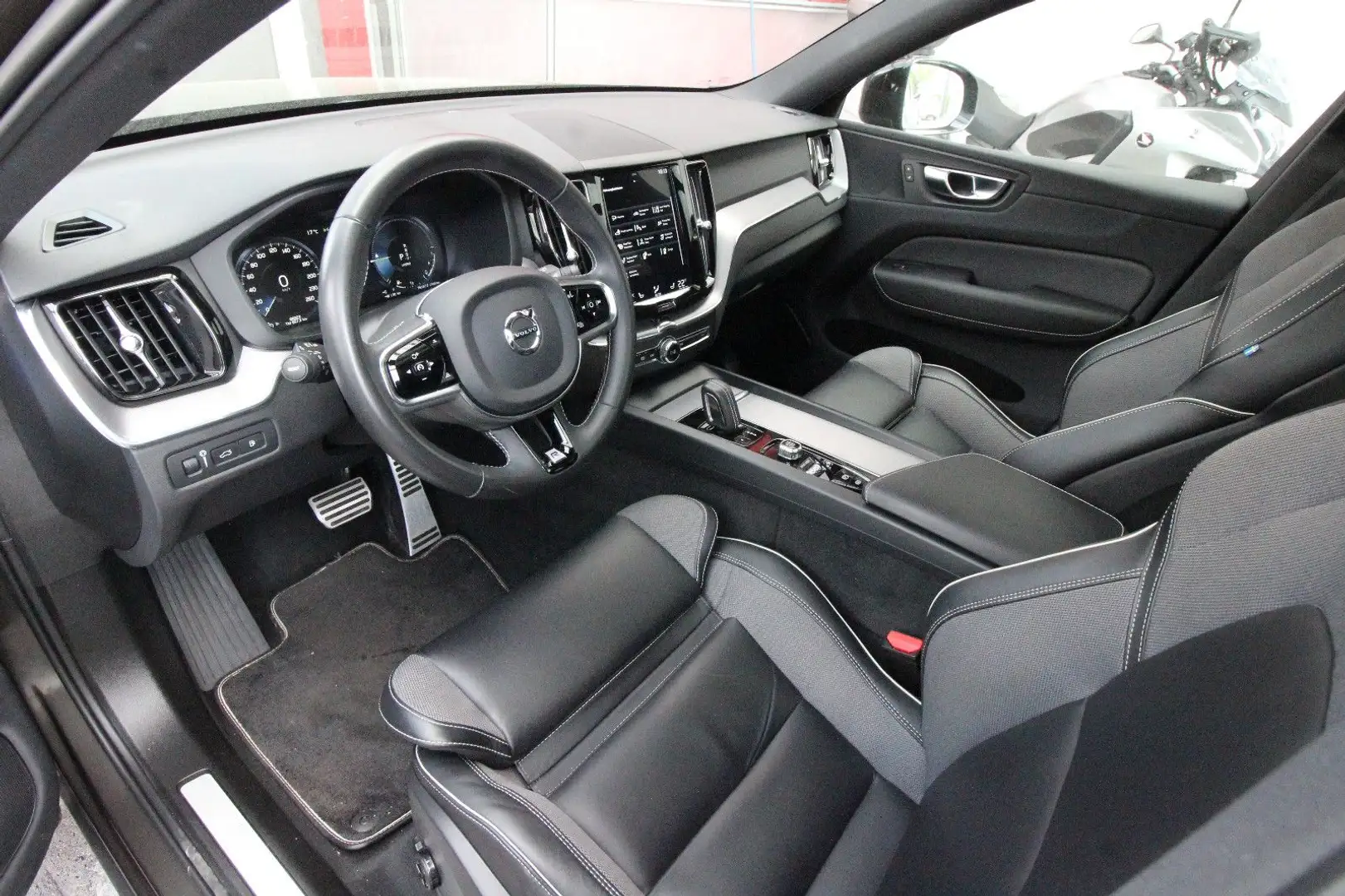 Volvo XC60 T8 R Design AWD~Pano~AHK~360~Leder~ Grau - 2