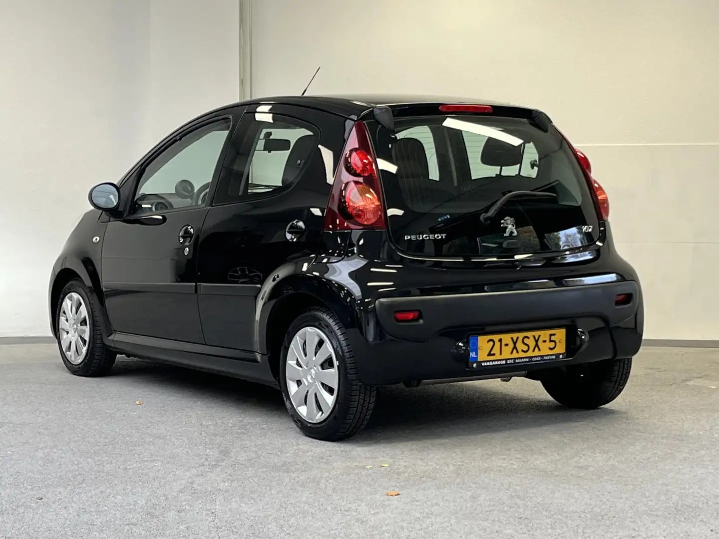 Peugeot 107 1.0 Active | 1e-EIG. | ORG.NL | 5-DEURS | AIRCO | Zwart - 2