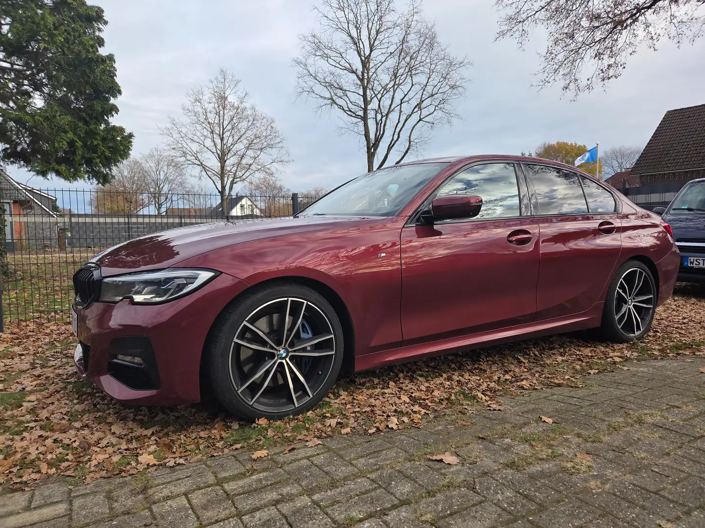 BMW 330 3er Diesel 330d Aut. M Sport Czerwony - 1
